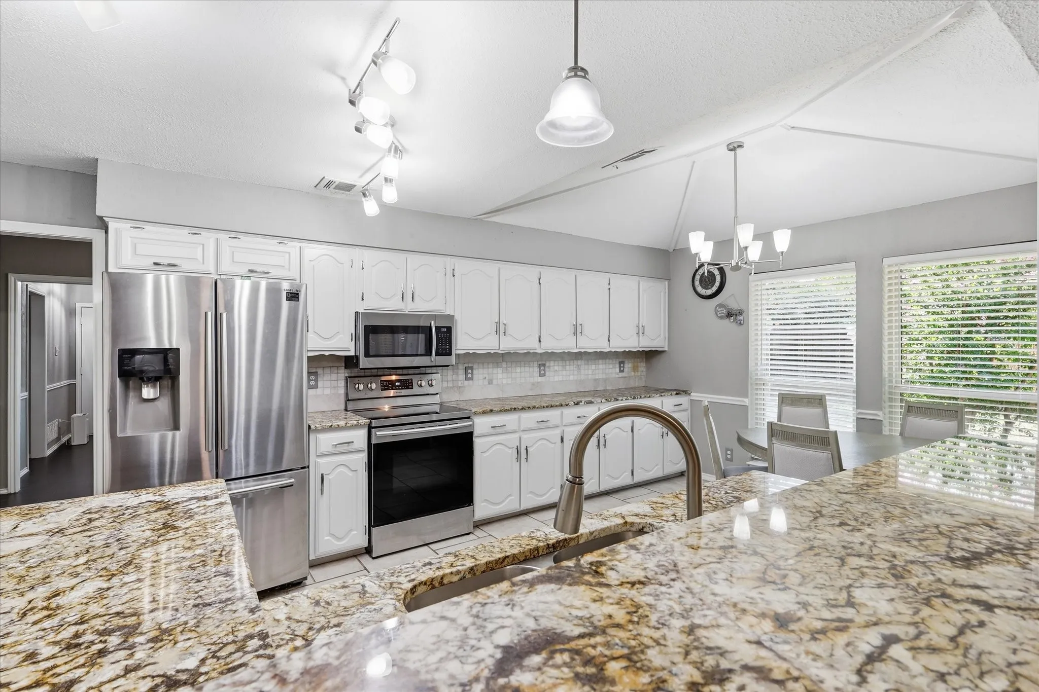 Single Family Residence For Sale in Denton County , 629 Park Lane, Highland Village, Texas 75077, 3 Bedroom, 2 Bathroom, 2 Garage spaces, 1,768 Sqft, built in 1984, mls#21346588, Real Estate Agent in Highland Village, Homes For Sale in Denton county, Homes For Sale in Highland Village, Realtor in Highland Village Texas, Real Estate Brokerage Independent Realty Texas, Luminita Cordes Realtor