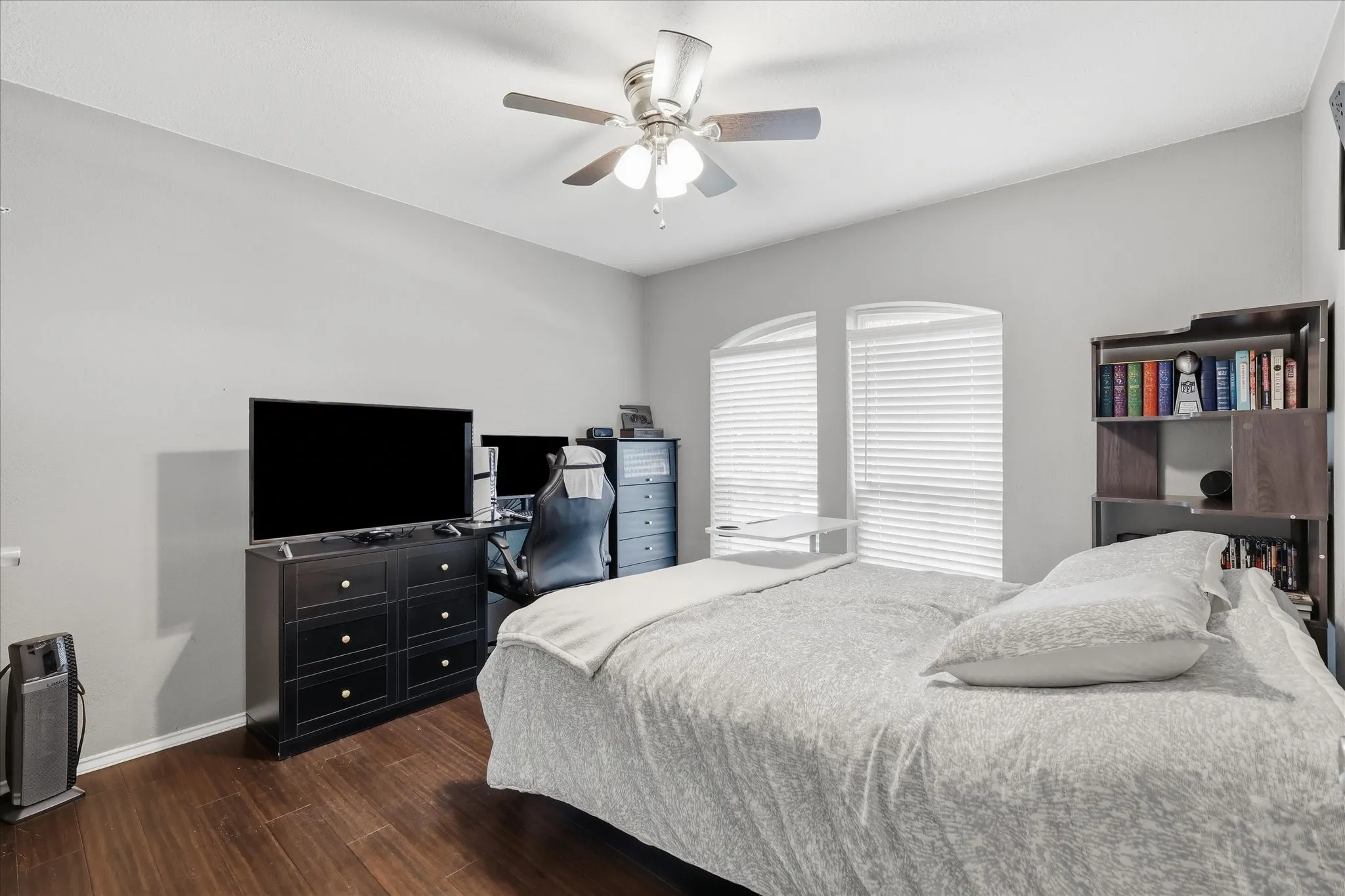 Secondary bedroom.