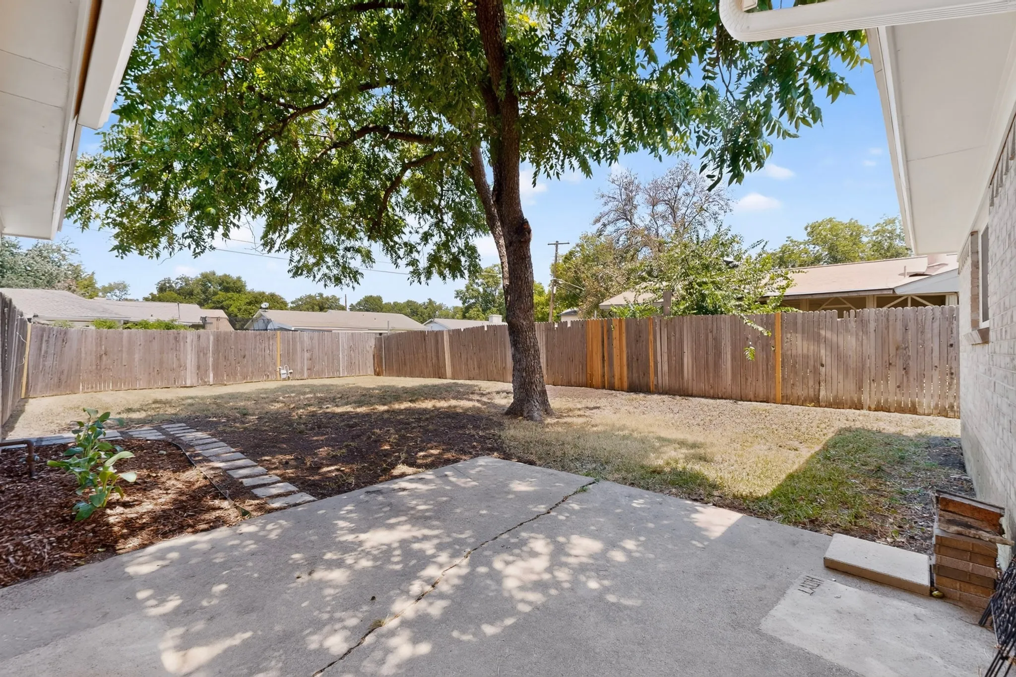 Single Family Residence For Rent in Collin County , 1717 Japonica Lane, Plano, Texas 75074, 3 Bedroom, 2 Bathroom, 1 Garage spaces, 1,384 Sqft, built in 1969, mls#21352157, Real Estate Agent in Plano, Homes For Rent in Collin county, Homes For Rent in Plano, Realtor in Plano Texas, Real Estate Brokerage Independent Realty Texas, Luminita Cordes Realtor