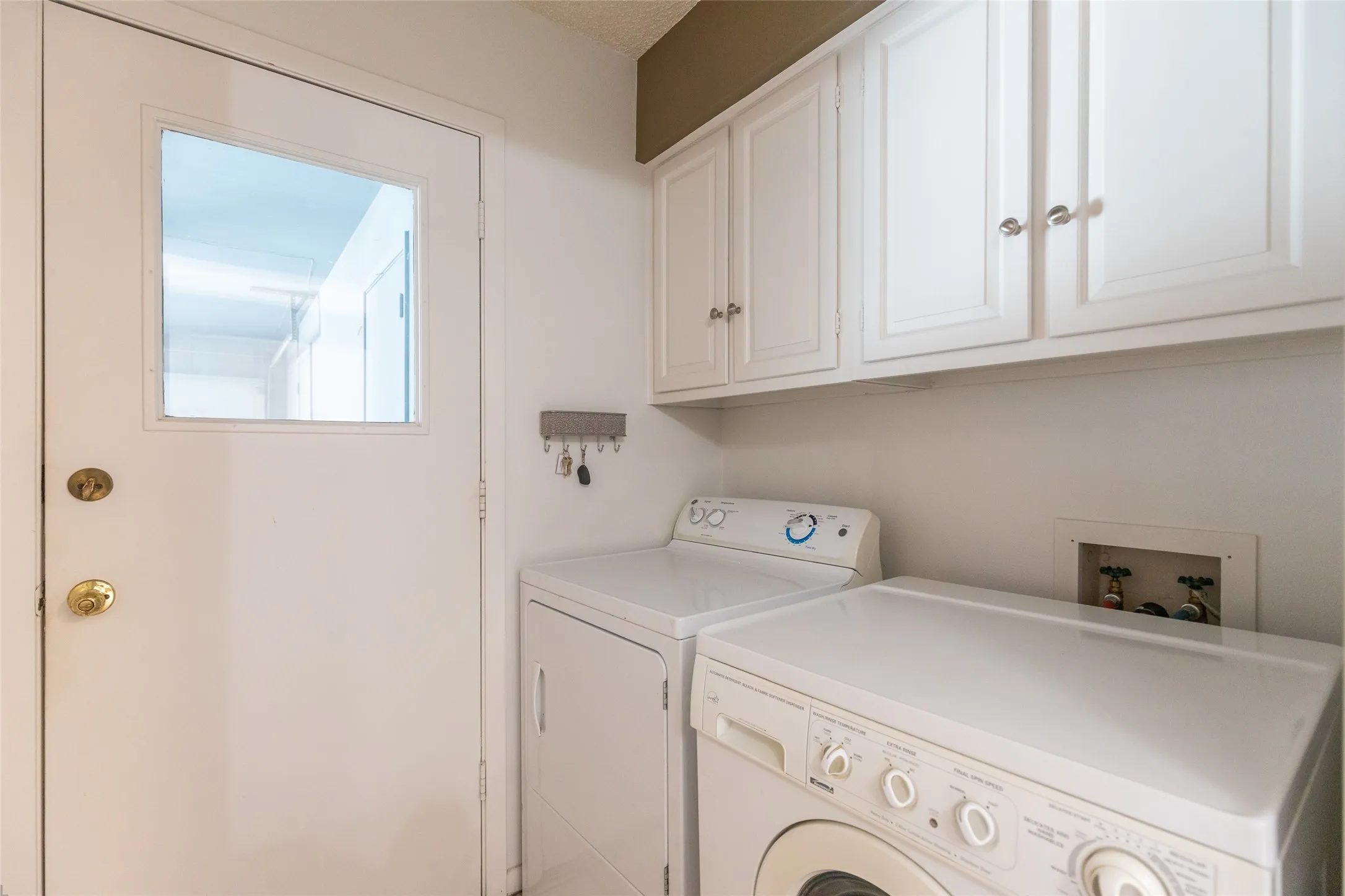 Single Family Residence For Sale in Taylor County , 2802 Barrow Street D3, Abilene, Texas 79605, 3 Bedroom, 3 Bathroom, 2 Garage spaces, 2,351 Sqft, built in 1975, mls#21351286, Real Estate Agent in Abilene, Homes For Sale in Taylor county, Homes For Sale in Abilene, Realtor in Abilene Texas, Real Estate Brokerage Independent Realty Texas, Luminita Cordes Realtor