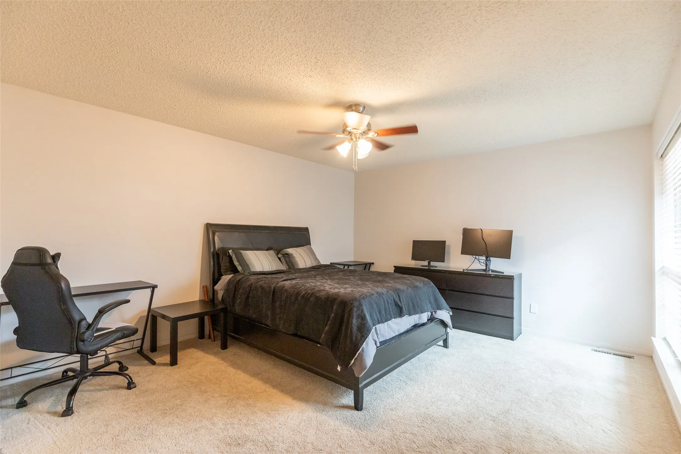 Single Family Residence For Sale in Taylor County , 2802 Barrow Street D3, Abilene, Texas 79605, 3 Bedroom, 3 Bathroom, 2 Garage spaces, 2,351 Sqft, built in 1975, mls#21351286, Real Estate Agent in Abilene, Homes For Sale in Taylor county, Homes For Sale in Abilene, Realtor in Abilene Texas, Real Estate Brokerage Independent Realty Texas, Luminita Cordes Realtor
