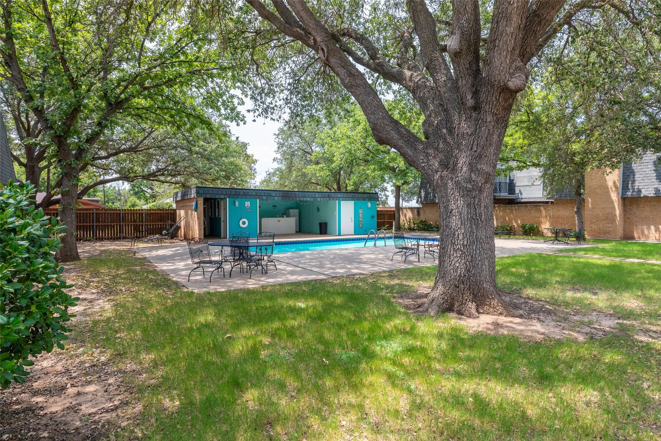 Single Family Residence For Sale in Taylor County , 2802 Barrow Street D3, Abilene, Texas 79605, 3 Bedroom, 3 Bathroom, 2 Garage spaces, 2,351 Sqft, built in 1975, mls#21351286, Real Estate Agent in Abilene, Homes For Sale in Taylor county, Homes For Sale in Abilene, Realtor in Abilene Texas, Real Estate Brokerage Independent Realty Texas, Luminita Cordes Realtor