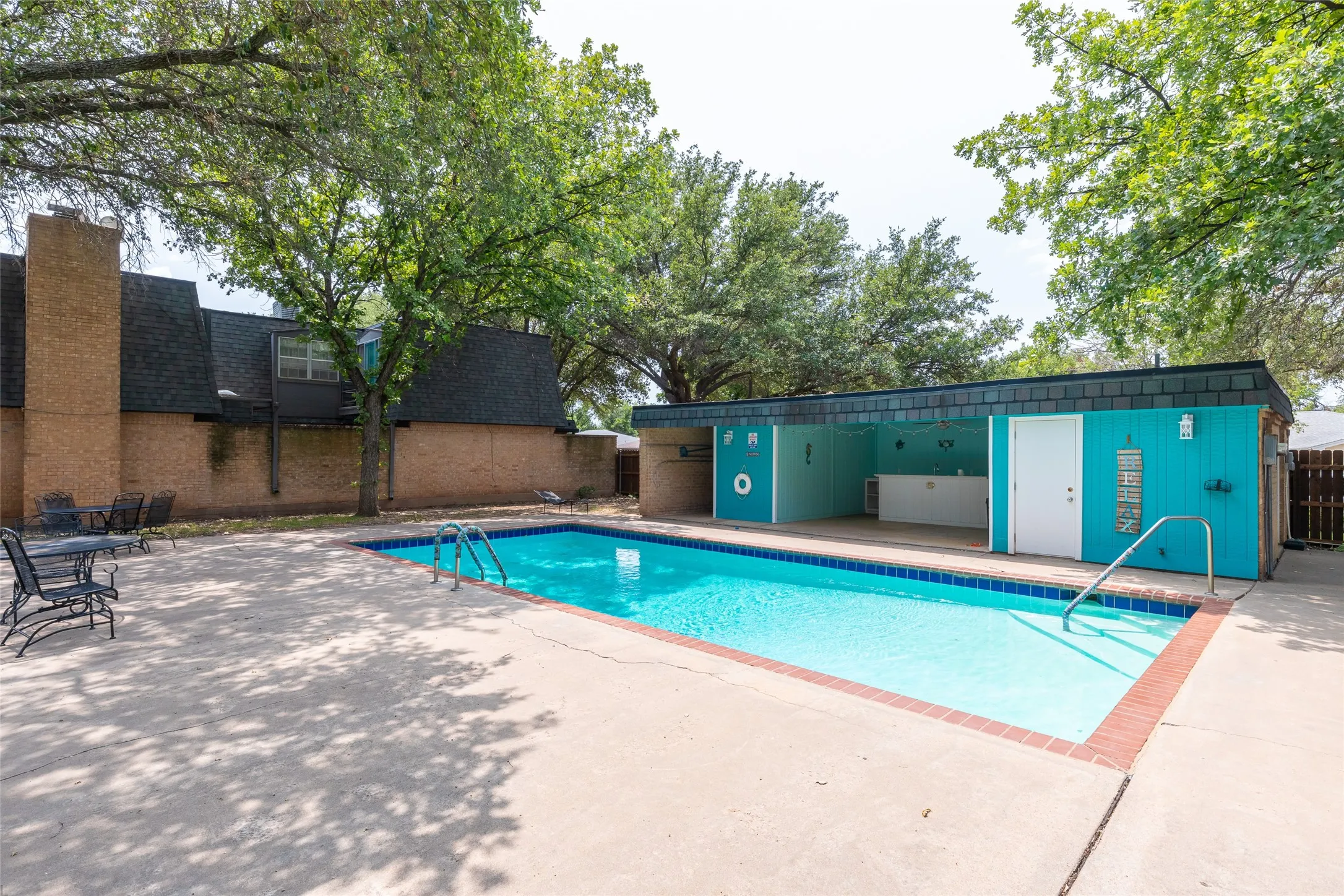 Single Family Residence For Sale in Taylor County , 2802 Barrow Street D3, Abilene, Texas 79605, 3 Bedroom, 3 Bathroom, 2 Garage spaces, 2,351 Sqft, built in 1975, mls#21351286, Real Estate Agent in Abilene, Homes For Sale in Taylor county, Homes For Sale in Abilene, Realtor in Abilene Texas, Real Estate Brokerage Independent Realty Texas, Luminita Cordes Realtor