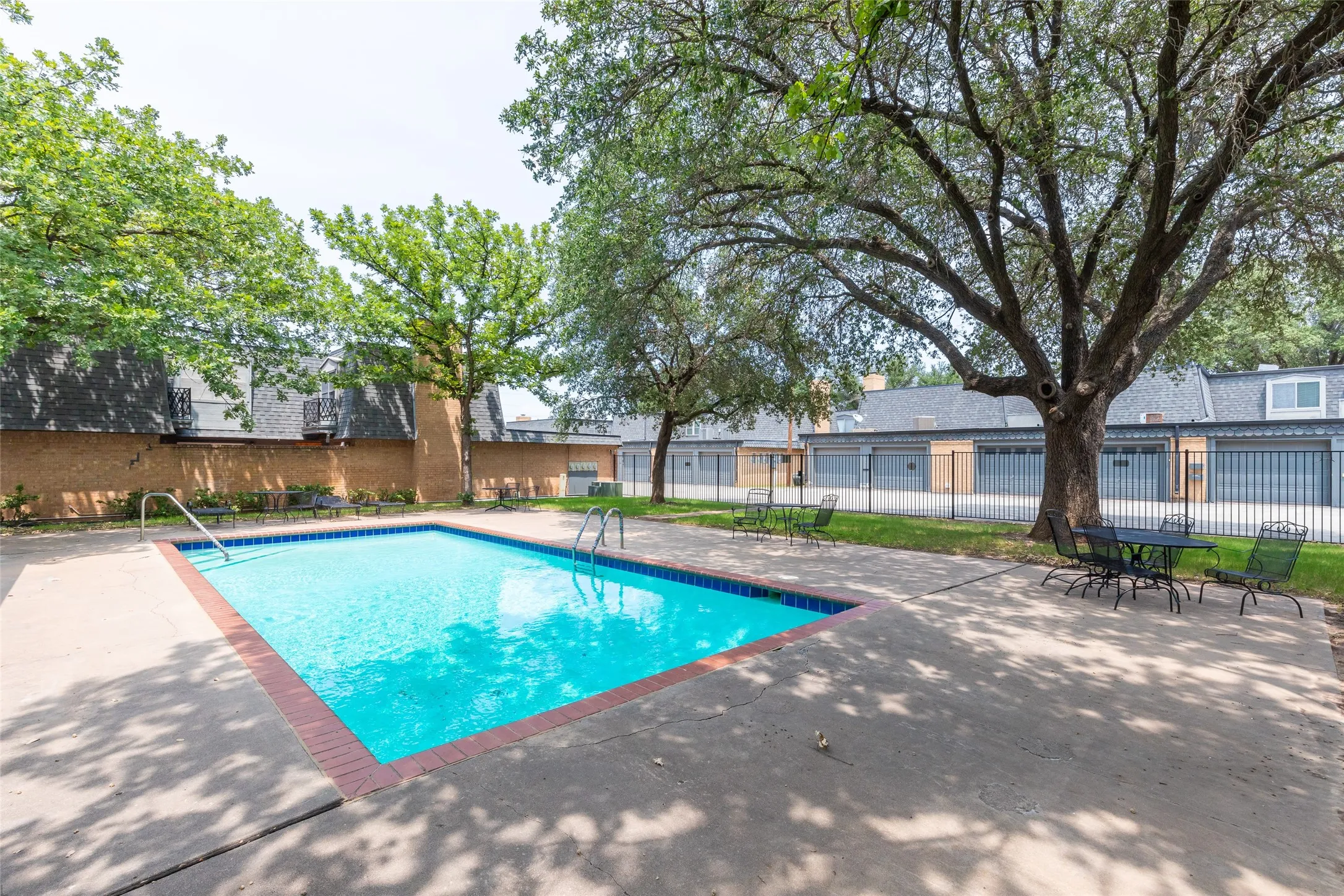 Single Family Residence For Sale in Taylor County , 2802 Barrow Street D3, Abilene, Texas 79605, 3 Bedroom, 3 Bathroom, 2 Garage spaces, 2,351 Sqft, built in 1975, mls#21351286, Real Estate Agent in Abilene, Homes For Sale in Taylor county, Homes For Sale in Abilene, Realtor in Abilene Texas, Real Estate Brokerage Independent Realty Texas, Luminita Cordes Realtor