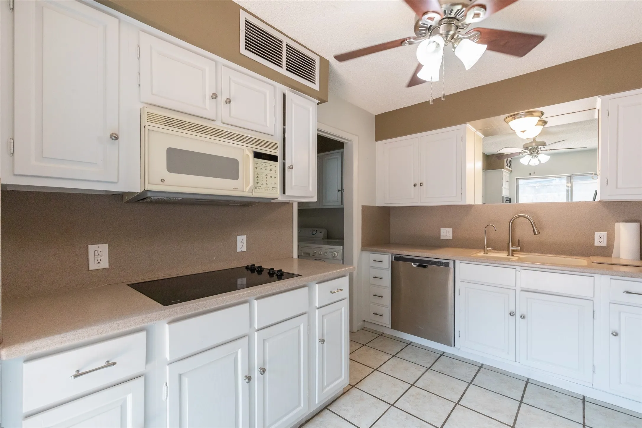Single Family Residence For Sale in Taylor County , 2802 Barrow Street D3, Abilene, Texas 79605, 3 Bedroom, 3 Bathroom, 2 Garage spaces, 2,351 Sqft, built in 1975, mls#21351286, Real Estate Agent in Abilene, Homes For Sale in Taylor county, Homes For Sale in Abilene, Realtor in Abilene Texas, Real Estate Brokerage Independent Realty Texas, Luminita Cordes Realtor