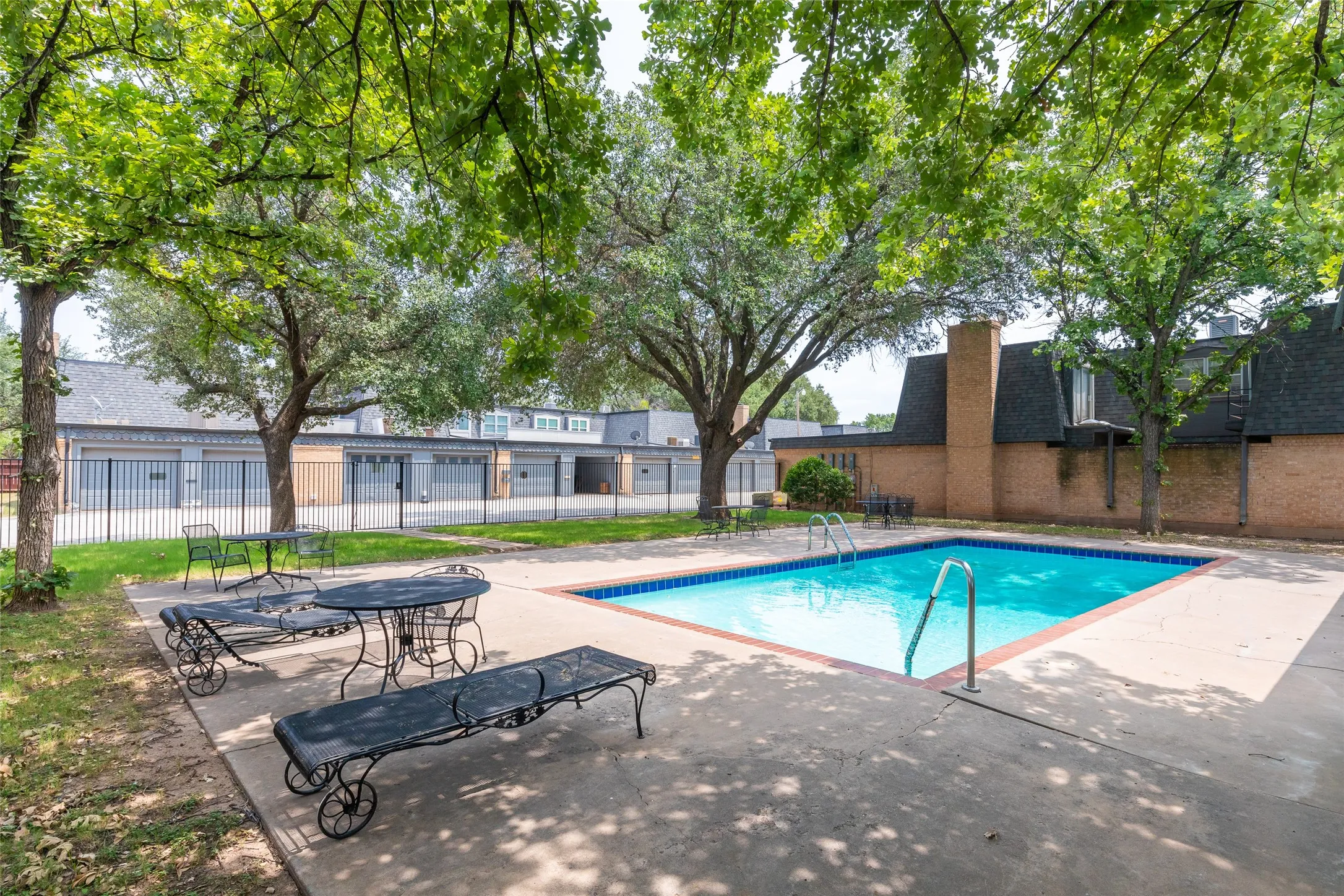 Single Family Residence For Sale in Taylor County , 2802 Barrow Street D3, Abilene, Texas 79605, 3 Bedroom, 3 Bathroom, 2 Garage spaces, 2,351 Sqft, built in 1975, mls#21351286, Real Estate Agent in Abilene, Homes For Sale in Taylor county, Homes For Sale in Abilene, Realtor in Abilene Texas, Real Estate Brokerage Independent Realty Texas, Luminita Cordes Realtor
