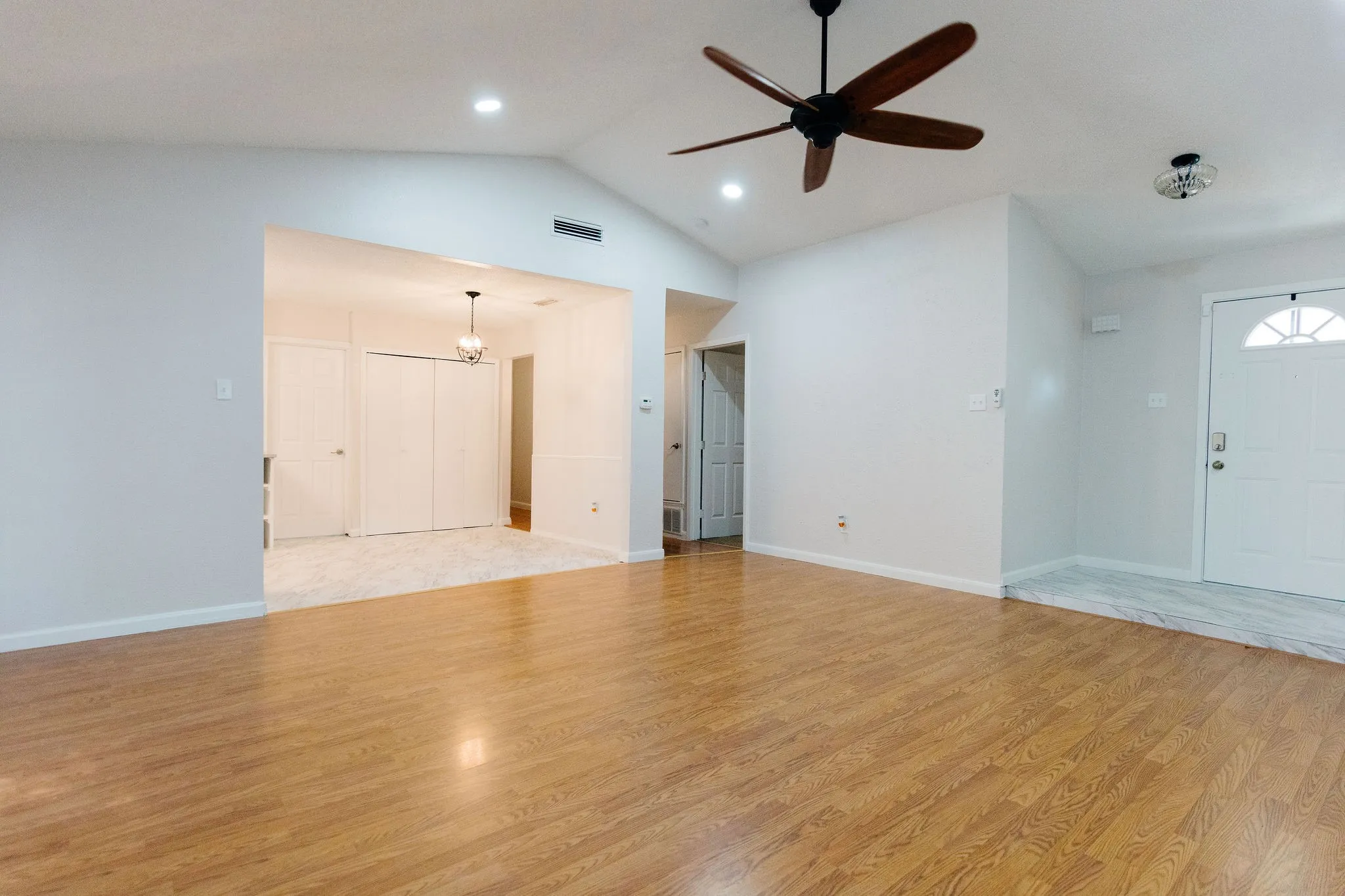 Single Family Residence For Rent in Denton County , 2103 Cedarcrest Drive, Carrollton, Texas 75007, 3 Bedroom, 2 Bathroom, 2 Garage spaces, 1,381 Sqft, built in 1973, mls#21338039, Real Estate Agent in Carrollton, Homes For Rent in Denton county, Homes For Rent in Carrollton, Realtor in Carrollton Texas, Real Estate Brokerage Independent Realty Texas, Luminita Cordes Realtor