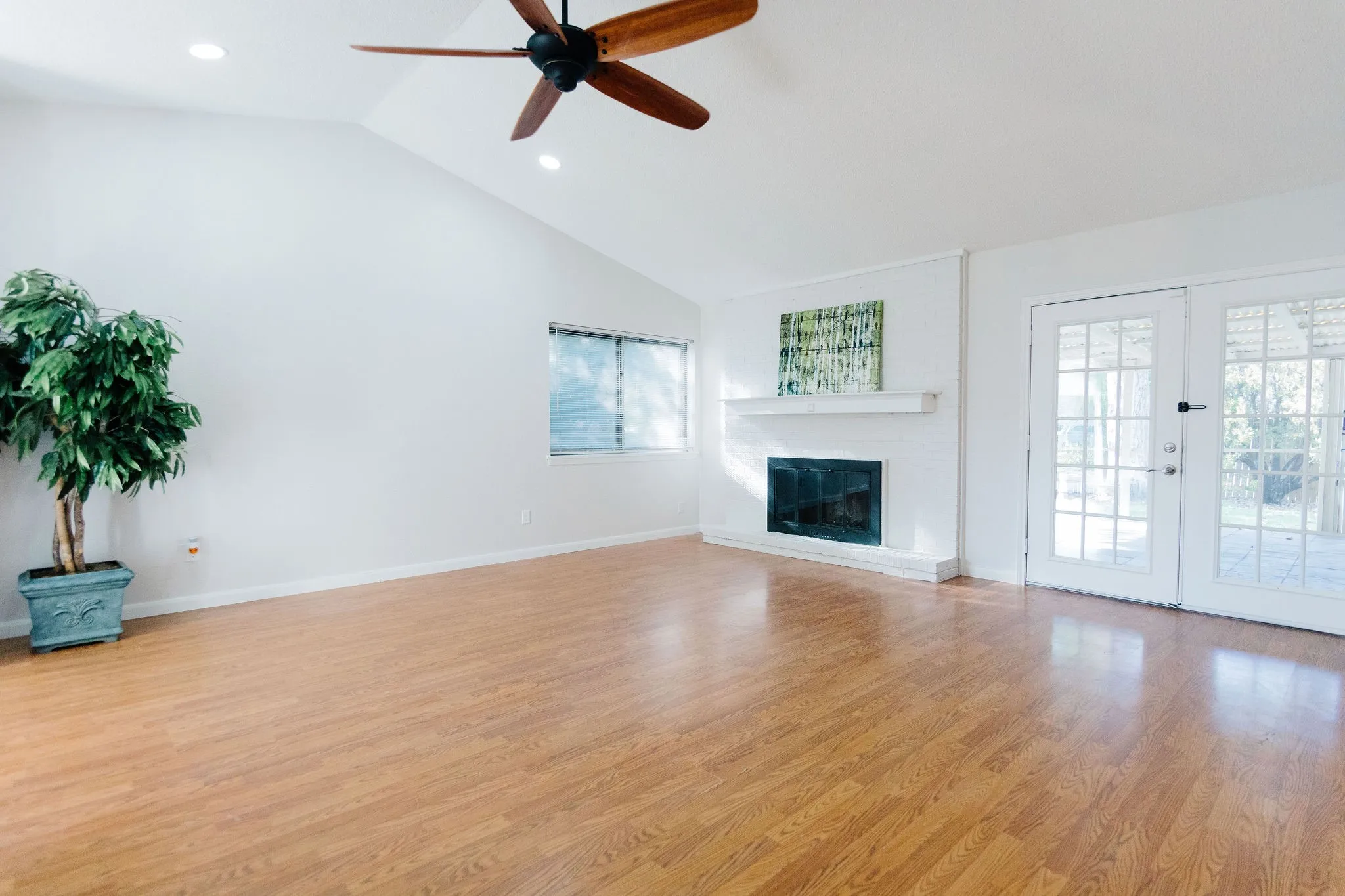 Single Family Residence For Rent in Denton County , 2103 Cedarcrest Drive, Carrollton, Texas 75007, 3 Bedroom, 2 Bathroom, 2 Garage spaces, 1,381 Sqft, built in 1973, mls#21338039, Real Estate Agent in Carrollton, Homes For Rent in Denton county, Homes For Rent in Carrollton, Realtor in Carrollton Texas, Real Estate Brokerage Independent Realty Texas, Luminita Cordes Realtor