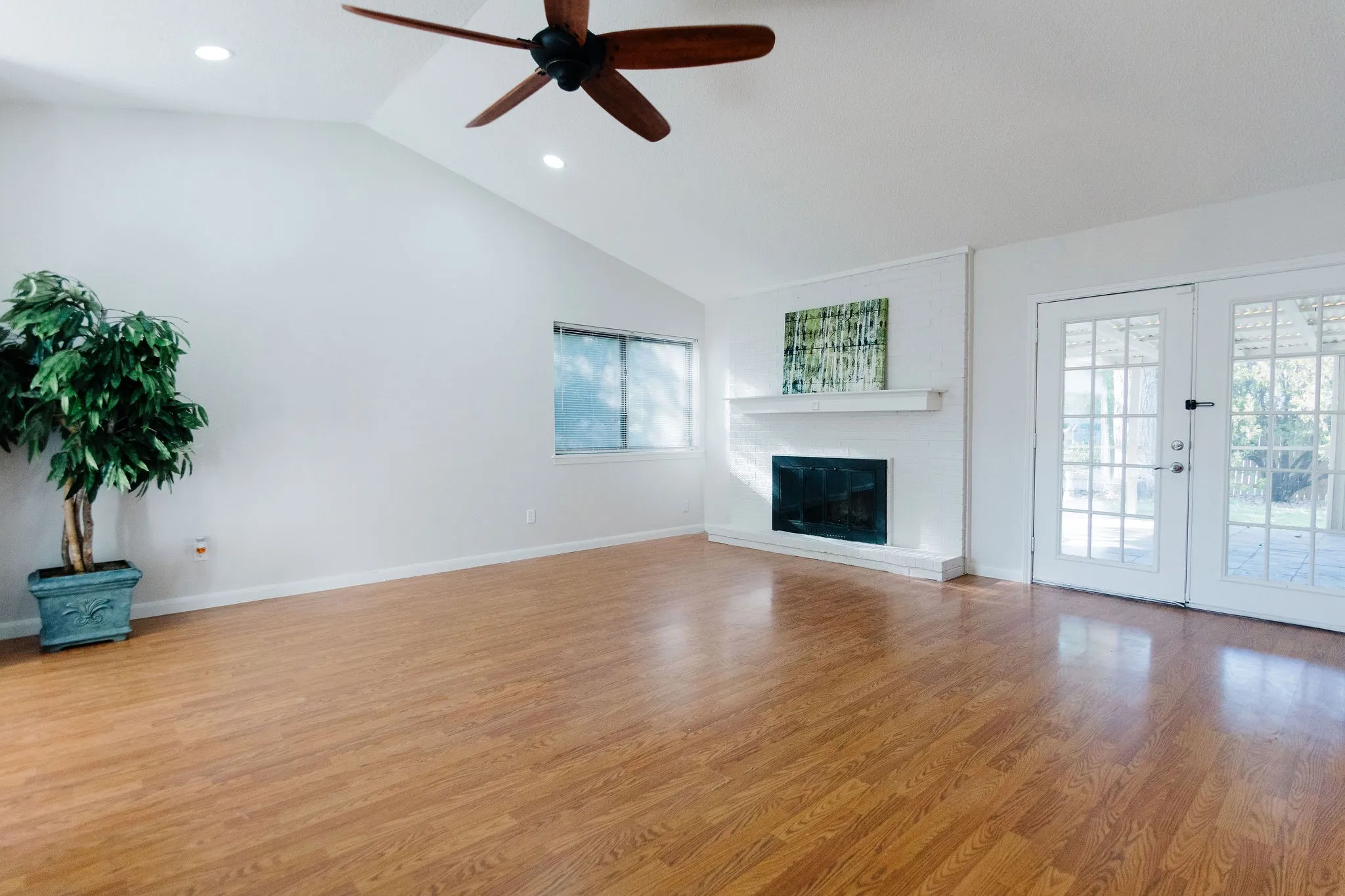 Single Family Residence For Rent in Denton County , 2103 Cedarcrest Drive, Carrollton, Texas 75007, 3 Bedroom, 2 Bathroom, 2 Garage spaces, 1,381 Sqft, built in 1973, mls#21338039, Real Estate Agent in Carrollton, Homes For Rent in Denton county, Homes For Rent in Carrollton, Realtor in Carrollton Texas, Real Estate Brokerage Independent Realty Texas, Luminita Cordes Realtor