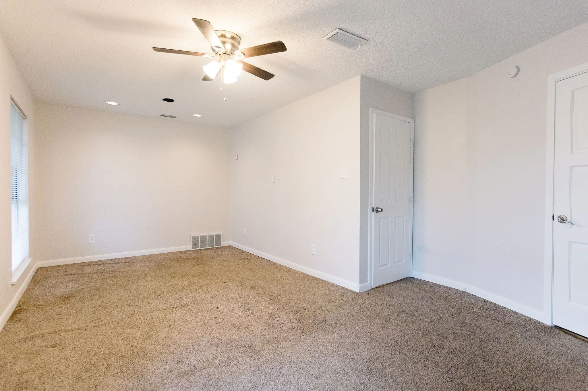 Single Family Residence For Rent in Denton County , 2103 Cedarcrest Drive, Carrollton, Texas 75007, 3 Bedroom, 2 Bathroom, 2 Garage spaces, 1,381 Sqft, built in 1973, mls#21338039, Real Estate Agent in Carrollton, Homes For Rent in Denton county, Homes For Rent in Carrollton, Realtor in Carrollton Texas, Real Estate Brokerage Independent Realty Texas, Luminita Cordes Realtor