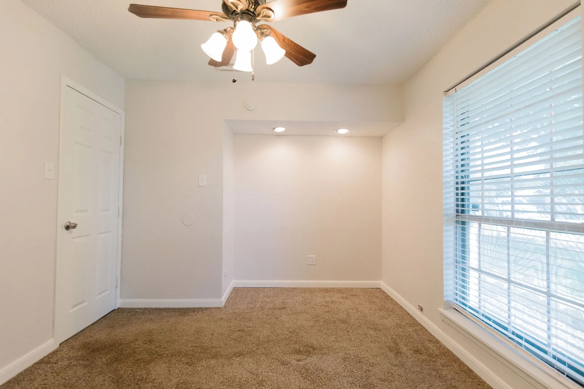Single Family Residence For Rent in Denton County , 2103 Cedarcrest Drive, Carrollton, Texas 75007, 3 Bedroom, 2 Bathroom, 2 Garage spaces, 1,381 Sqft, built in 1973, mls#21338039, Real Estate Agent in Carrollton, Homes For Rent in Denton county, Homes For Rent in Carrollton, Realtor in Carrollton Texas, Real Estate Brokerage Independent Realty Texas, Luminita Cordes Realtor
