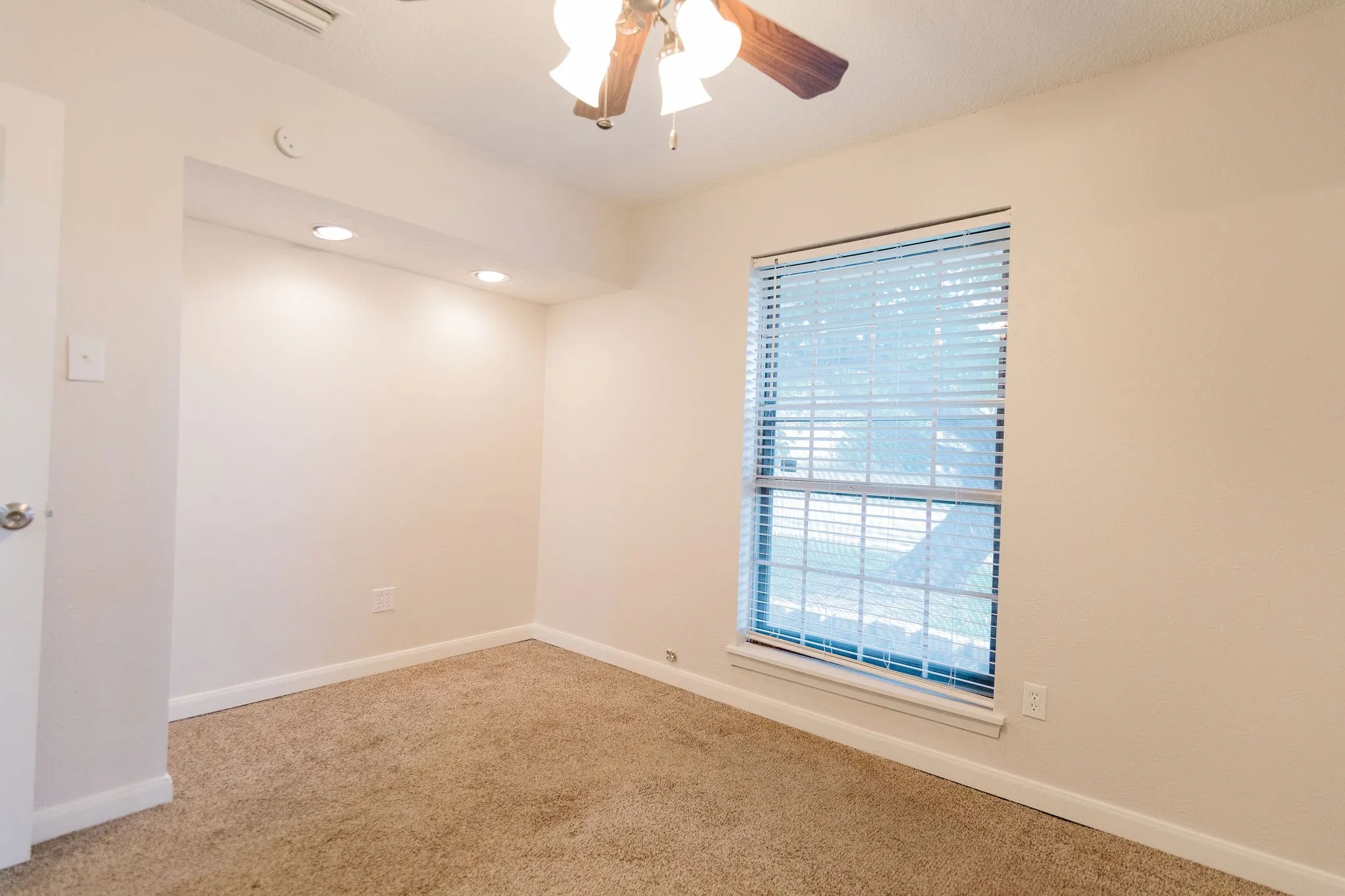 Single Family Residence For Rent in Denton County , 2103 Cedarcrest Drive, Carrollton, Texas 75007, 3 Bedroom, 2 Bathroom, 2 Garage spaces, 1,381 Sqft, built in 1973, mls#21338039, Real Estate Agent in Carrollton, Homes For Rent in Denton county, Homes For Rent in Carrollton, Realtor in Carrollton Texas, Real Estate Brokerage Independent Realty Texas, Luminita Cordes Realtor