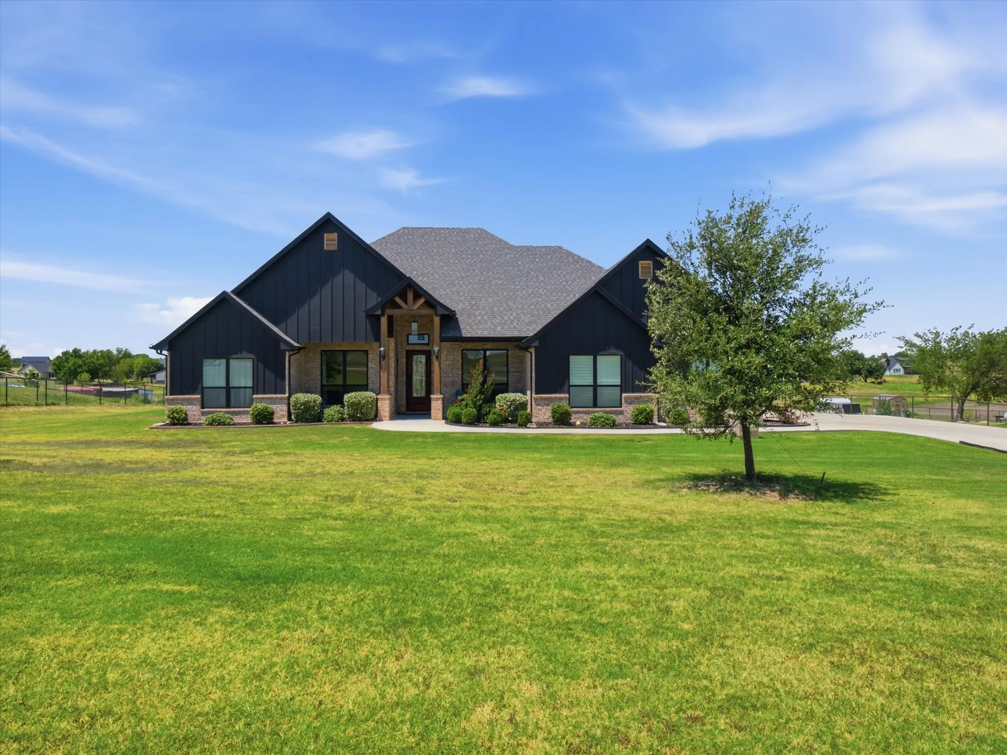Single Family Residence For Sale in Parker County , 1115 Pioneer Crossing, Weatherford, Texas 76088, 5 Bedroom, 3 Bathroom, 3 Garage spaces, 2,924 Sqft, built in 2021, mls#21352143, Real Estate Agent in Weatherford, Homes For Sale in Parker county, Homes For Sale in Weatherford, Realtor in Weatherford Texas, Real Estate Brokerage Independent Realty Texas, Luminita Cordes Realtor