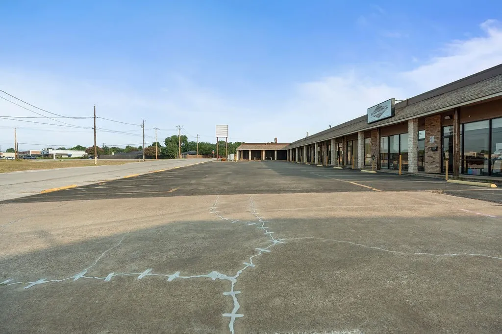 Retail For Rent in Tarrant County , 4121 Colleyville Boulevard, Colleyville, Texas 76034, 0, 0, Garage spaces, 0 Sqft, built in 1984, Price $2,376, mls#21324575, Real Estate Agent in Colleyville, Homes For Rent in Tarrant county, Homes For Rent in Colleyville, Realtor in Colleyville Texas, Real Estate Brokerage Independent Realty Texas, Luminita Cordes Realtor