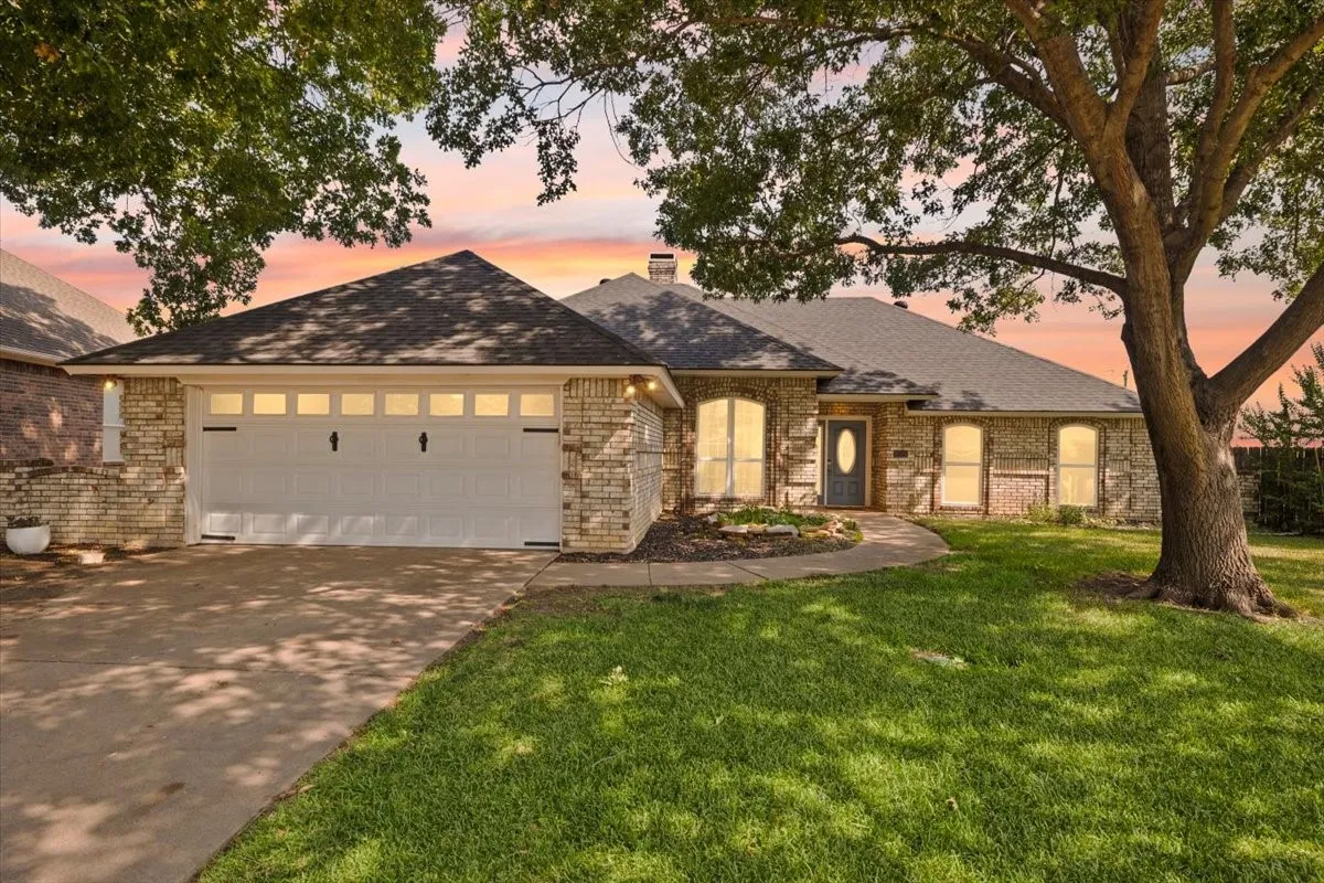 Single Family Residence For Sale in Tarrant County , 10200 Fieldcrest Drive, Benbrook, Texas 76126, 3 Bedroom, 2 Bathroom, 2 Garage spaces, 2,016 Sqft, built in 1987, mls#21353460, Real Estate Agent in Benbrook, Homes For Sale in Tarrant county, Homes For Sale in Benbrook, Realtor in Benbrook Texas, Real Estate Brokerage Independent Realty Texas, Luminita Cordes Realtor