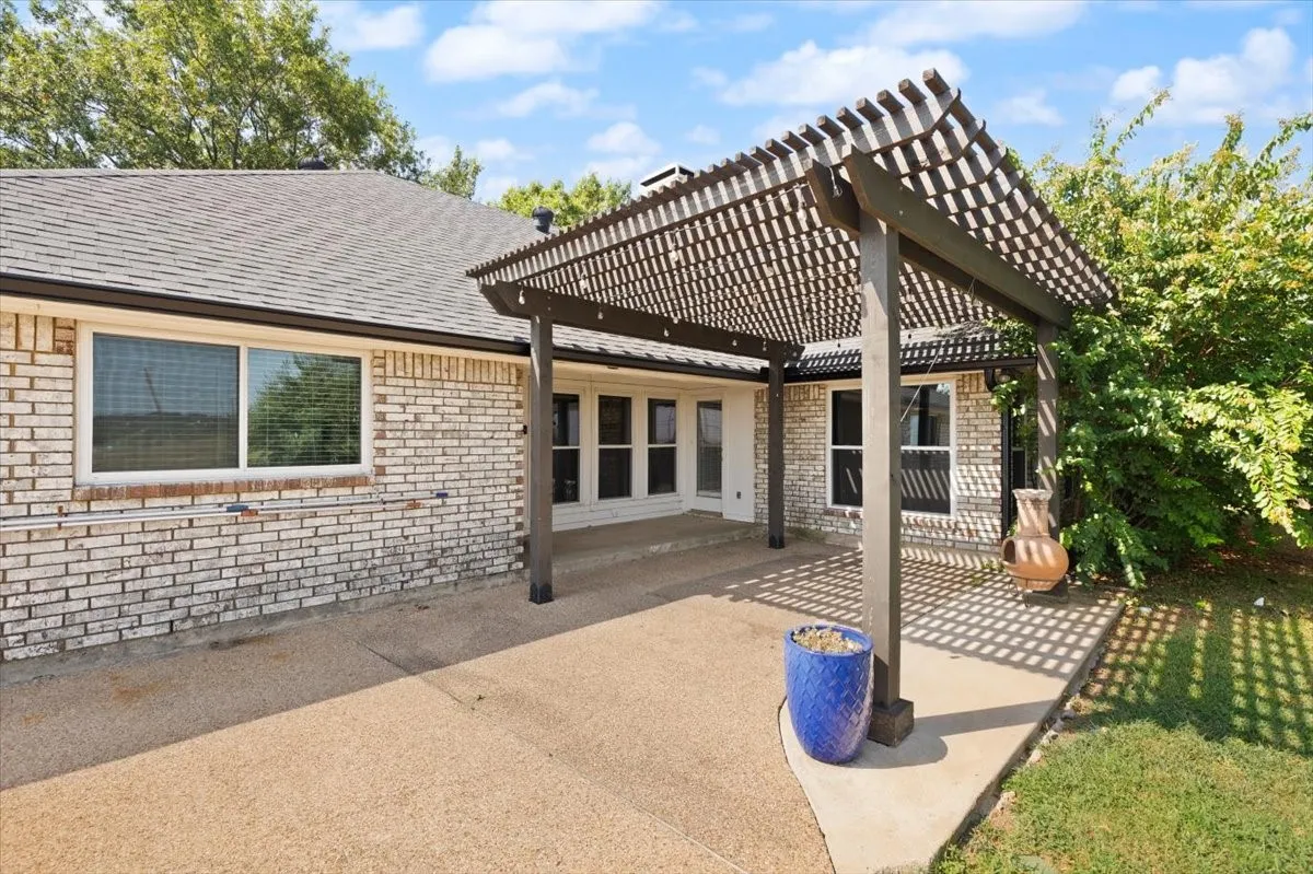 Single Family Residence For Sale in Tarrant County , 10200 Fieldcrest Drive, Benbrook, Texas 76126, 3 Bedroom, 2 Bathroom, 2 Garage spaces, 2,016 Sqft, built in 1987, mls#21353460, Real Estate Agent in Benbrook, Homes For Sale in Tarrant county, Homes For Sale in Benbrook, Realtor in Benbrook Texas, Real Estate Brokerage Independent Realty Texas, Luminita Cordes Realtor