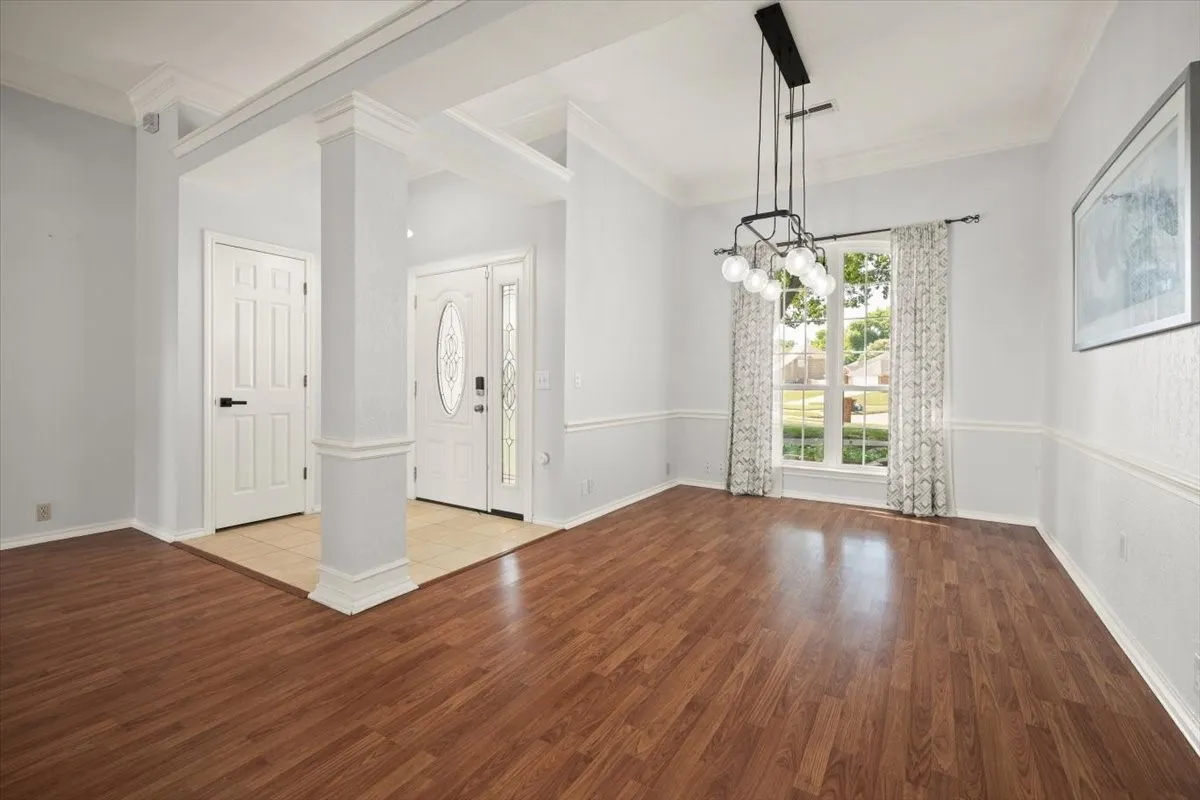 Single Family Residence For Sale in Tarrant County , 10200 Fieldcrest Drive, Benbrook, Texas 76126, 3 Bedroom, 2 Bathroom, 2 Garage spaces, 2,016 Sqft, built in 1987, mls#21353460, Real Estate Agent in Benbrook, Homes For Sale in Tarrant county, Homes For Sale in Benbrook, Realtor in Benbrook Texas, Real Estate Brokerage Independent Realty Texas, Luminita Cordes Realtor
