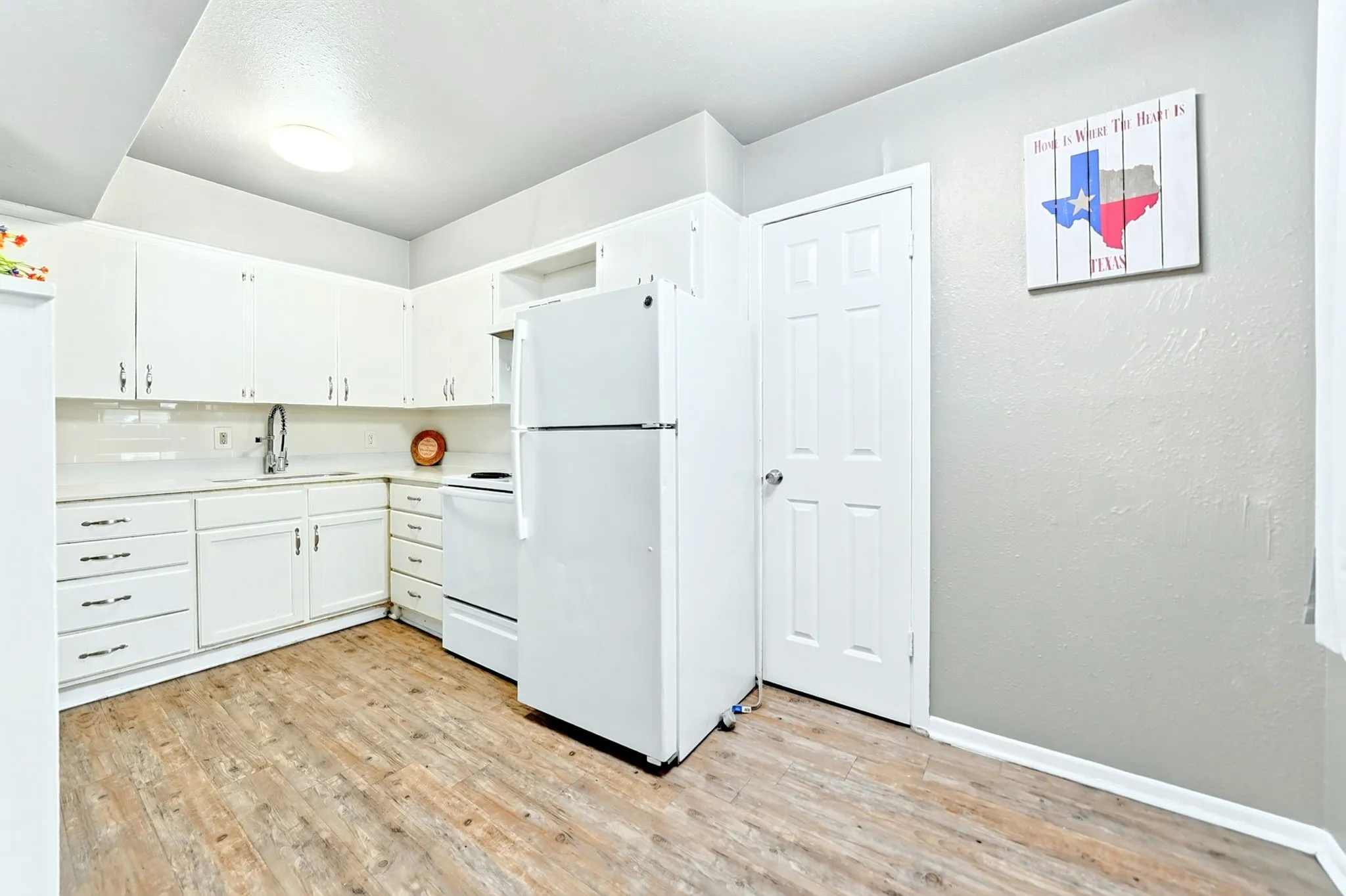 Apartment For Rent in Dallas County , 1417 Bennett Avenue G, Dallas, Texas 75206, 1 Bedroom, 1 Bathroom, Garage spaces, 600 Sqft, built in 1957, mls#21353522, Real Estate Agent in Dallas, Homes For Rent in Dallas county, Homes For Rent in Dallas, Realtor in Dallas Texas, Real Estate Brokerage Independent Realty Texas, Luminita Cordes Realtor