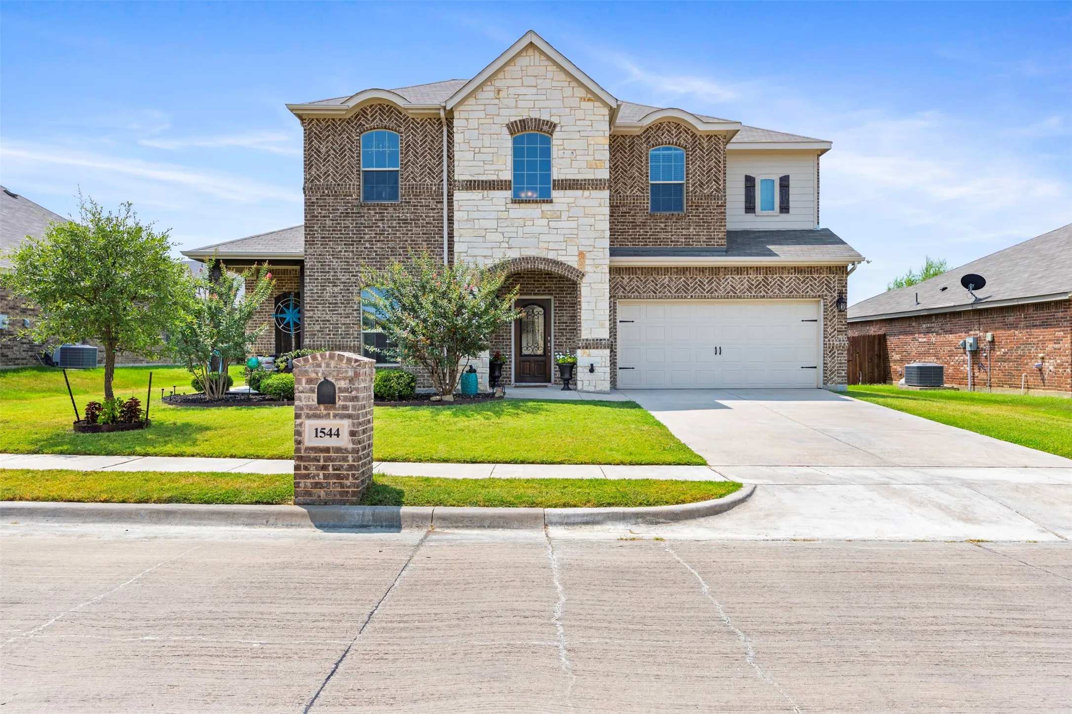 Single Family Residence For Sale in Parker County , 1544 Signature Drive, Weatherford, Texas 76087, 4 Bedroom, 4 Bathroom, 2 Garage spaces, 3,372 Sqft, built in 2017, mls#21353499, Real Estate Agent in Weatherford, Homes For Sale in Parker county, Homes For Sale in Weatherford, Realtor in Weatherford Texas, Real Estate Brokerage Independent Realty Texas, Luminita Cordes Realtor