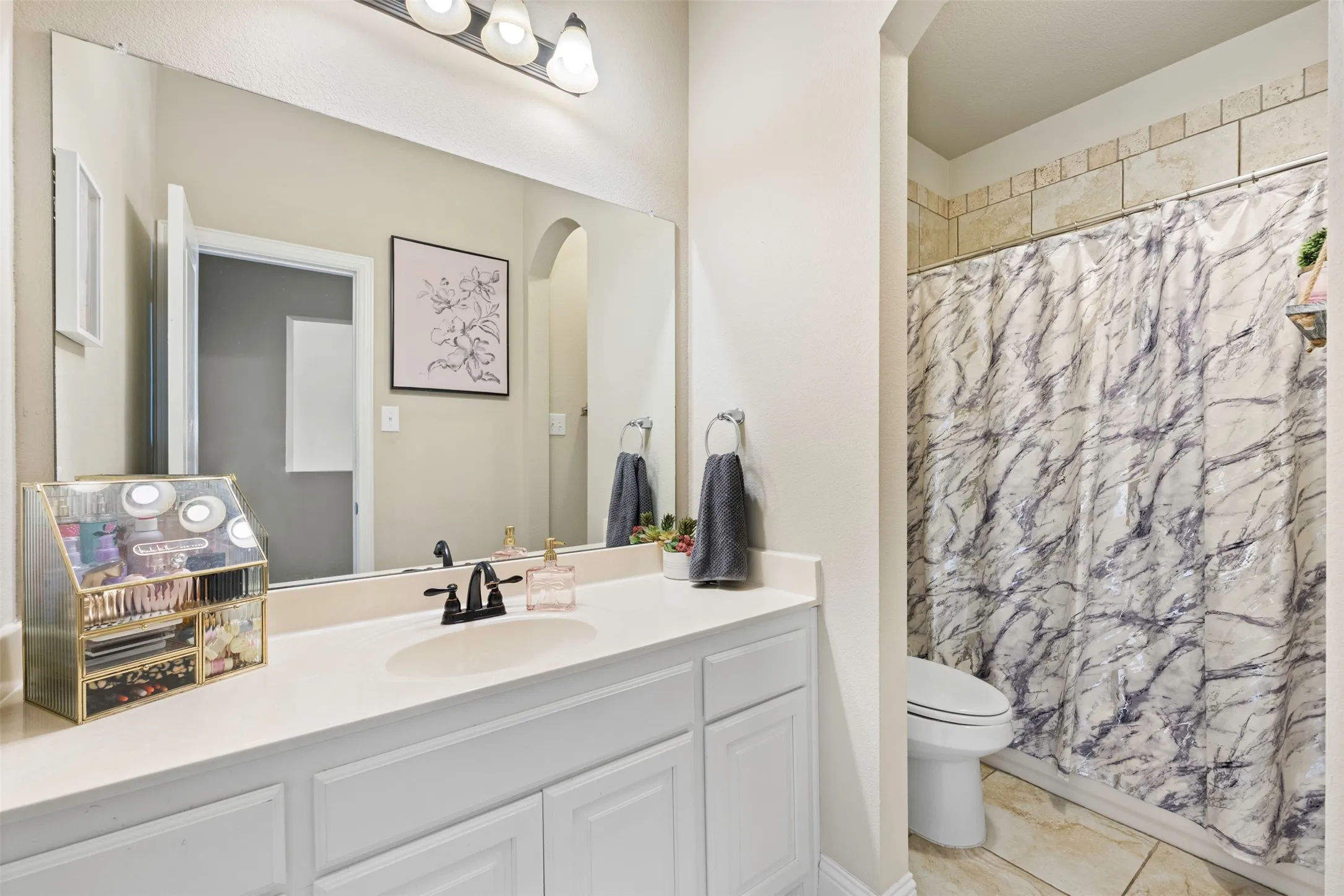 Single Family Residence For Sale in Parker County , 1544 Signature Drive, Weatherford, Texas 76087, 4 Bedroom, 4 Bathroom, 2 Garage spaces, 3,372 Sqft, built in 2017, mls#21353499, Real Estate Agent in Weatherford, Homes For Sale in Parker county, Homes For Sale in Weatherford, Realtor in Weatherford Texas, Real Estate Brokerage Independent Realty Texas, Luminita Cordes Realtor