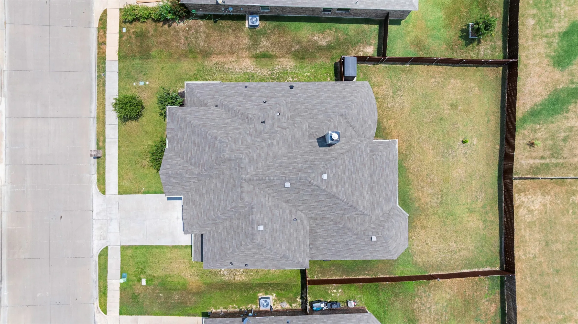 Single Family Residence For Sale in Parker County , 1544 Signature Drive, Weatherford, Texas 76087, 4 Bedroom, 4 Bathroom, 2 Garage spaces, 3,372 Sqft, built in 2017, mls#21353499, Real Estate Agent in Weatherford, Homes For Sale in Parker county, Homes For Sale in Weatherford, Realtor in Weatherford Texas, Real Estate Brokerage Independent Realty Texas, Luminita Cordes Realtor