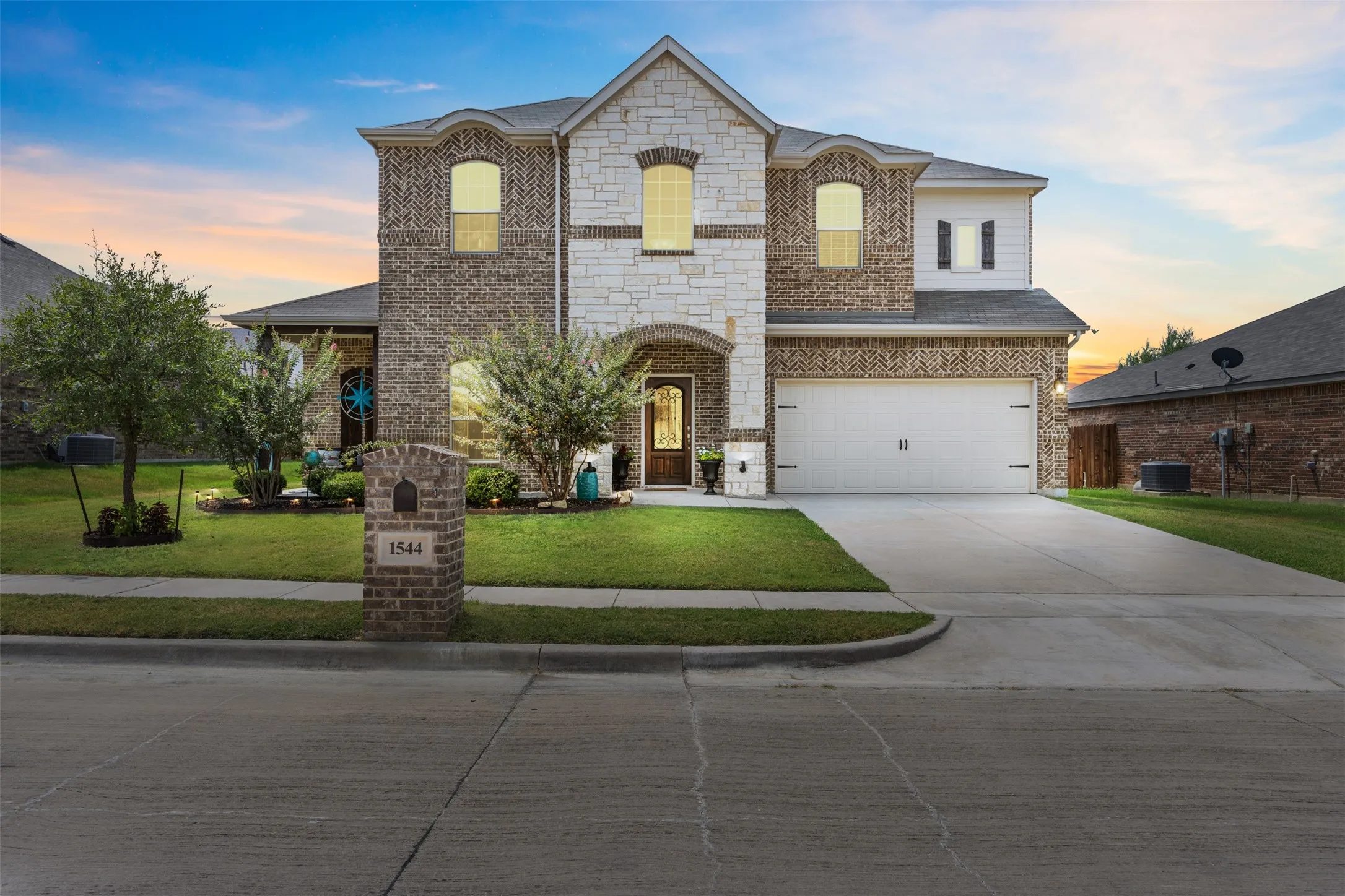 Single Family Residence For Sale in Parker County , 1544 Signature Drive, Weatherford, Texas 76087, 4 Bedroom, 4 Bathroom, 2 Garage spaces, 3,372 Sqft, built in 2017, mls#21353499, Real Estate Agent in Weatherford, Homes For Sale in Parker county, Homes For Sale in Weatherford, Realtor in Weatherford Texas, Real Estate Brokerage Independent Realty Texas, Luminita Cordes Realtor