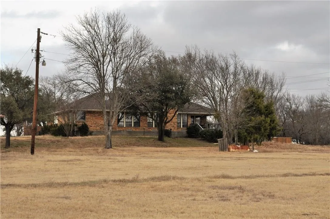 Single Family Residence For Rent in Ellis County , 2650 Fm 983, Red Oak, Texas 75125, 3 Bedrooms, 3 Bathrooms, 2 Garage spaces, 2,089 Sqft, built in 1984, Price $3,000, mls#21353136, Real Estate Agent in Red Oak, Homes For Rent in Ellis county, Homes For Rent in Red Oak, Realtor in Red Oak Texas, Real Estate Brokerage Independent Realty Texas, Luminita Cordes Realtor