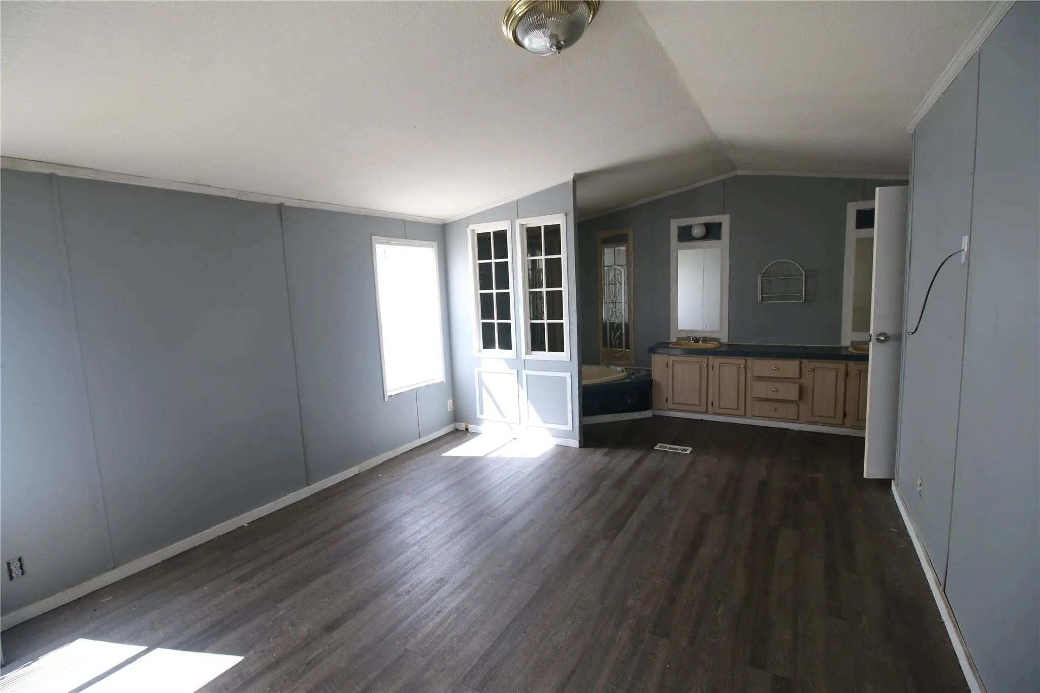 Manufactured Home For Rent in Hunt County , 10164 Gaillard Lake, Wills Point, Texas 75169, 3 Bedrooms, 2 Bathrooms, Garage spaces, 2,216 Sqft, built in 1975, Price $1,595, mls#21353548, Real Estate Agent in Wills Point, Homes For Rent in Hunt county, Homes For Rent in Wills Point, Realtor in Wills Point Texas, Real Estate Brokerage Independent Realty Texas, Luminita Cordes Realtor