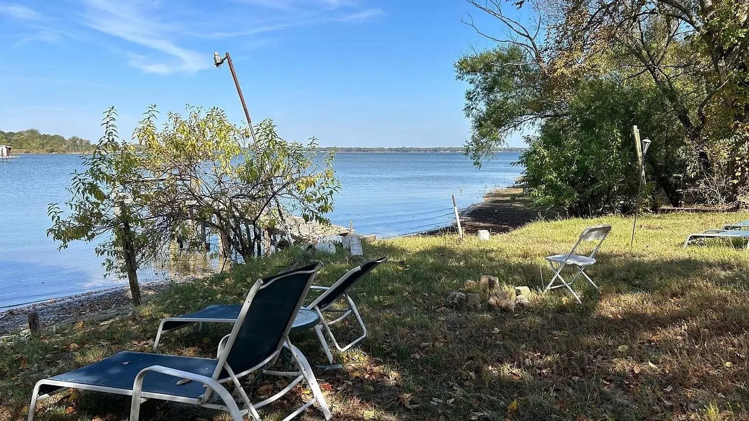 Manufactured Home For Rent in Hunt County , 10164 Gaillard Lake, Wills Point, Texas 75169, 3 Bedrooms, 2 Bathrooms, Garage spaces, 2,216 Sqft, built in 1975, Price $1,595, mls#21353548, Real Estate Agent in Wills Point, Homes For Rent in Hunt county, Homes For Rent in Wills Point, Realtor in Wills Point Texas, Real Estate Brokerage Independent Realty Texas, Luminita Cordes Realtor