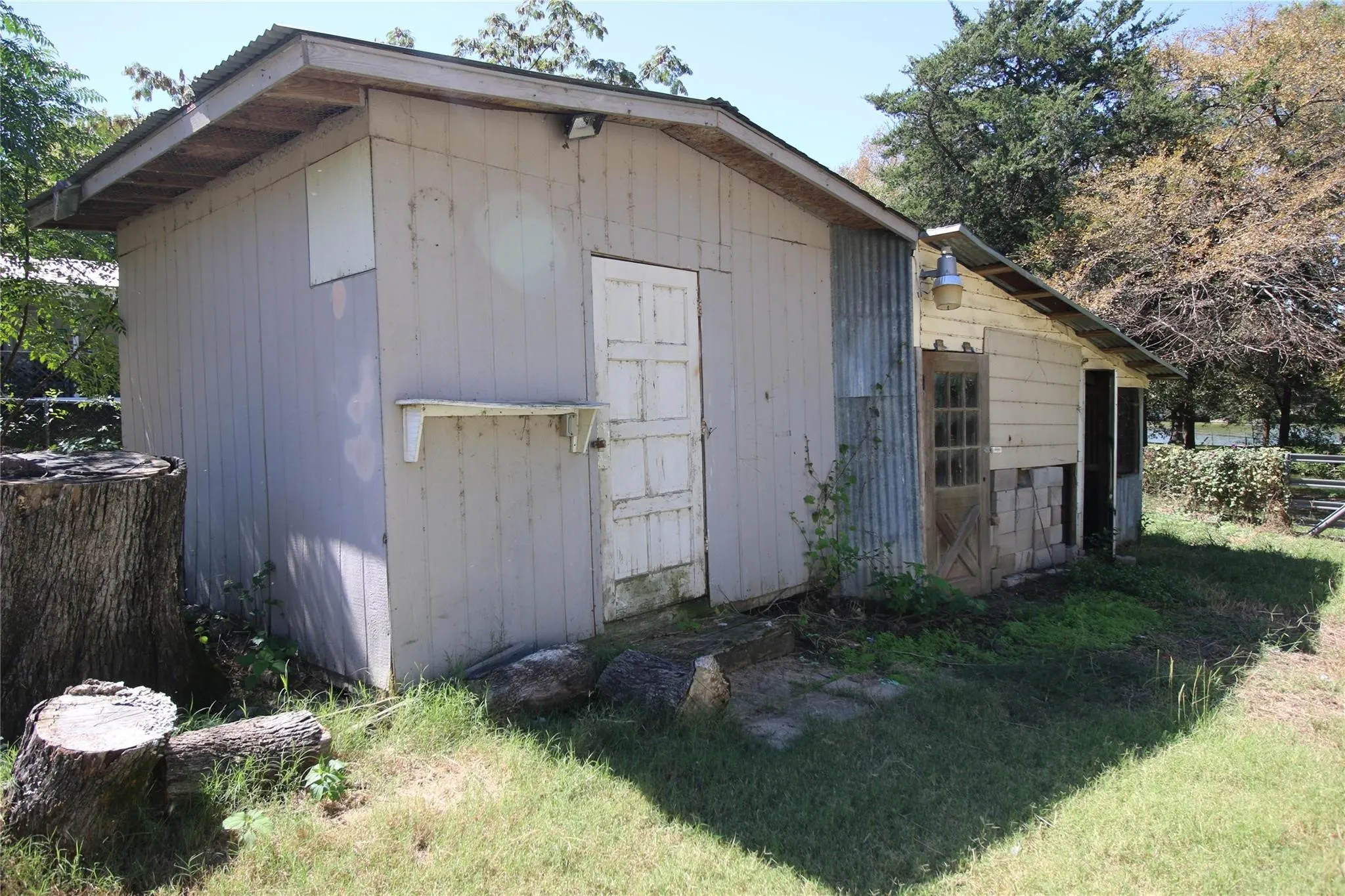 Manufactured Home For Rent in Hunt County , 10164 Gaillard Lake, Wills Point, Texas 75169, 3 Bedrooms, 2 Bathrooms, Garage spaces, 2,216 Sqft, built in 1975, Price $1,595, mls#21353548, Real Estate Agent in Wills Point, Homes For Rent in Hunt county, Homes For Rent in Wills Point, Realtor in Wills Point Texas, Real Estate Brokerage Independent Realty Texas, Luminita Cordes Realtor