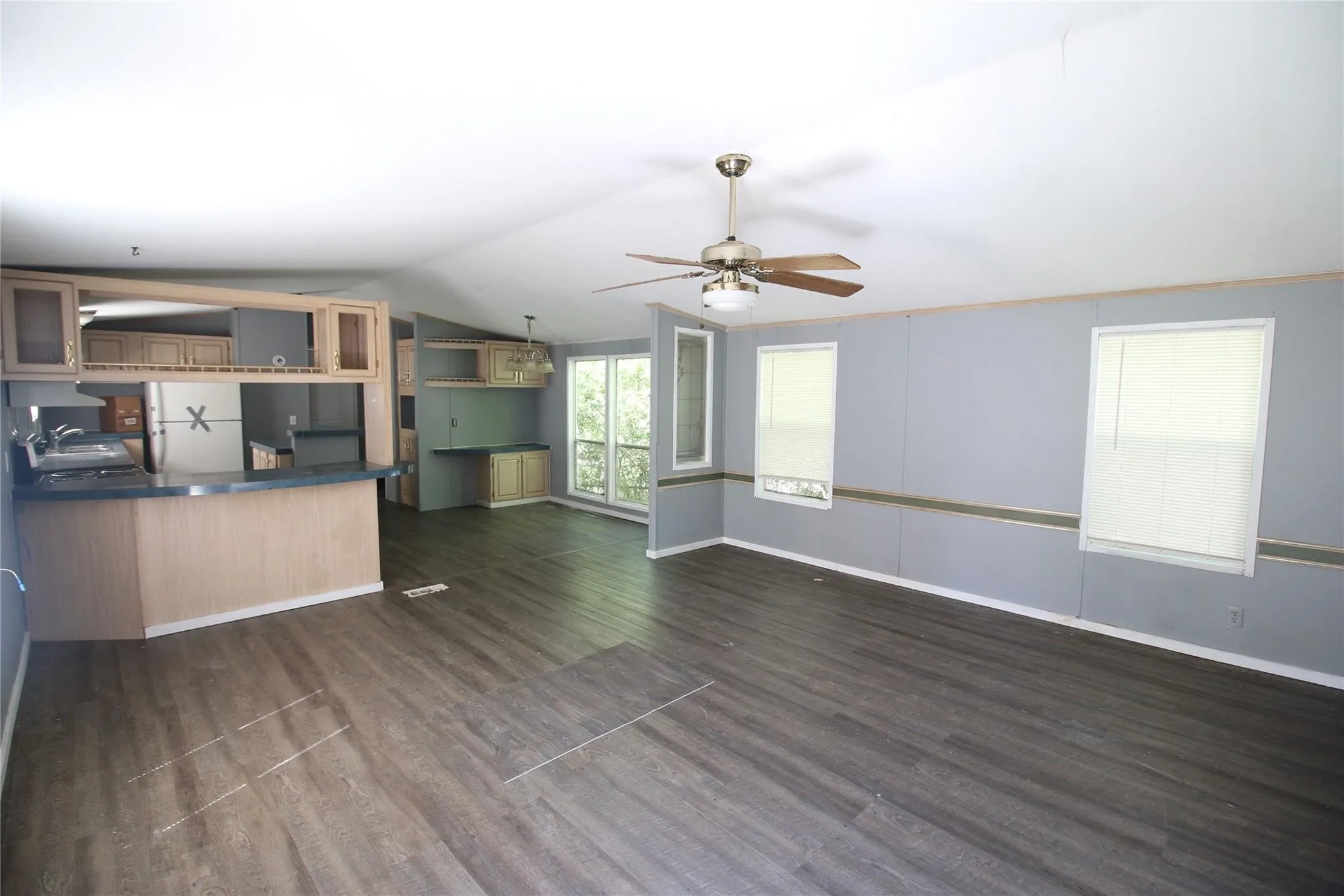 Manufactured Home For Rent in Hunt County , 10164 Gaillard Lake, Wills Point, Texas 75169, 3 Bedrooms, 2 Bathrooms, Garage spaces, 2,216 Sqft, built in 1975, Price $1,595, mls#21353548, Real Estate Agent in Wills Point, Homes For Rent in Hunt county, Homes For Rent in Wills Point, Realtor in Wills Point Texas, Real Estate Brokerage Independent Realty Texas, Luminita Cordes Realtor