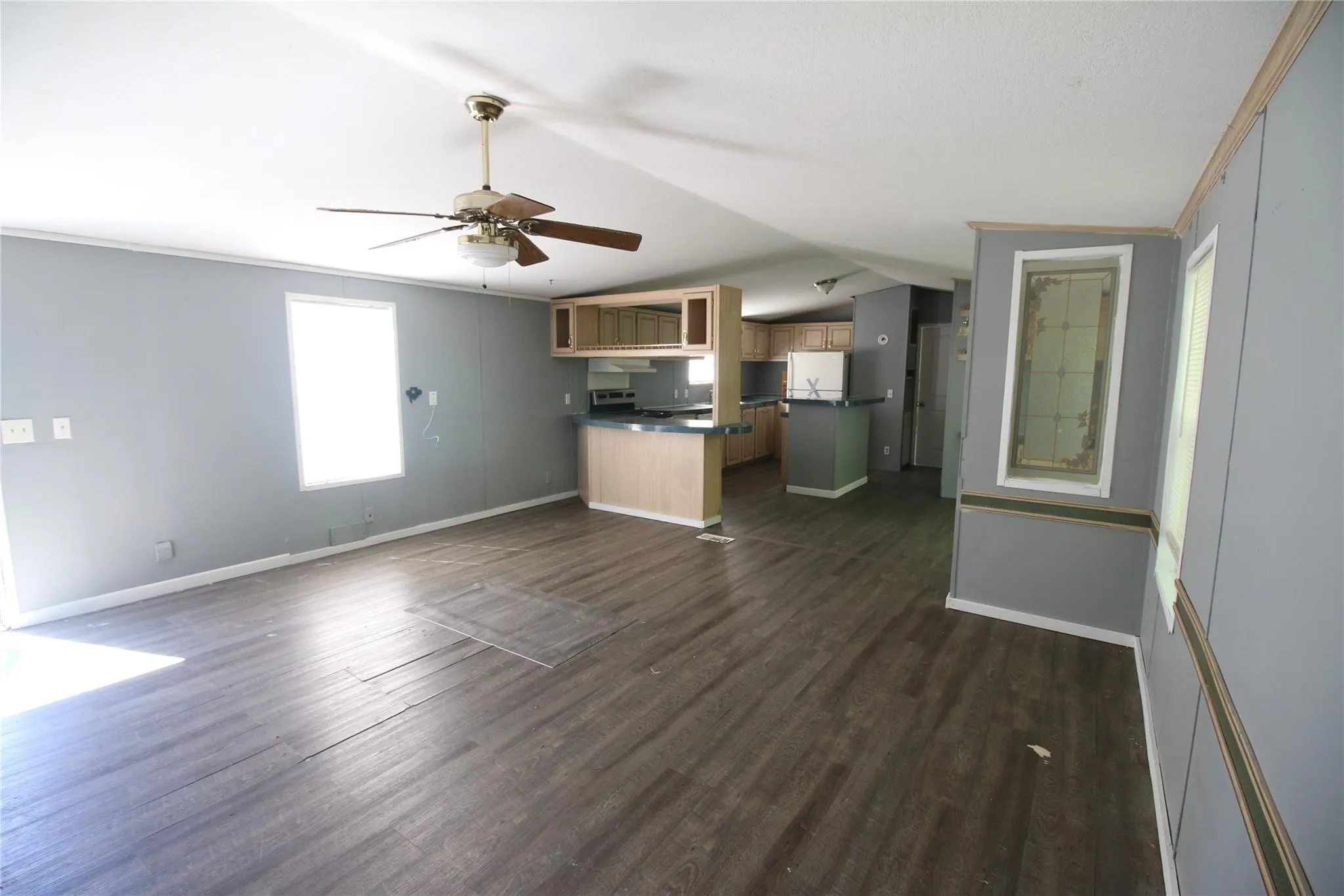 Manufactured Home For Rent in Hunt County , 10164 Gaillard Lake, Wills Point, Texas 75169, 3 Bedrooms, 2 Bathrooms, Garage spaces, 2,216 Sqft, built in 1975, Price $1,595, mls#21353548, Real Estate Agent in Wills Point, Homes For Rent in Hunt county, Homes For Rent in Wills Point, Realtor in Wills Point Texas, Real Estate Brokerage Independent Realty Texas, Luminita Cordes Realtor