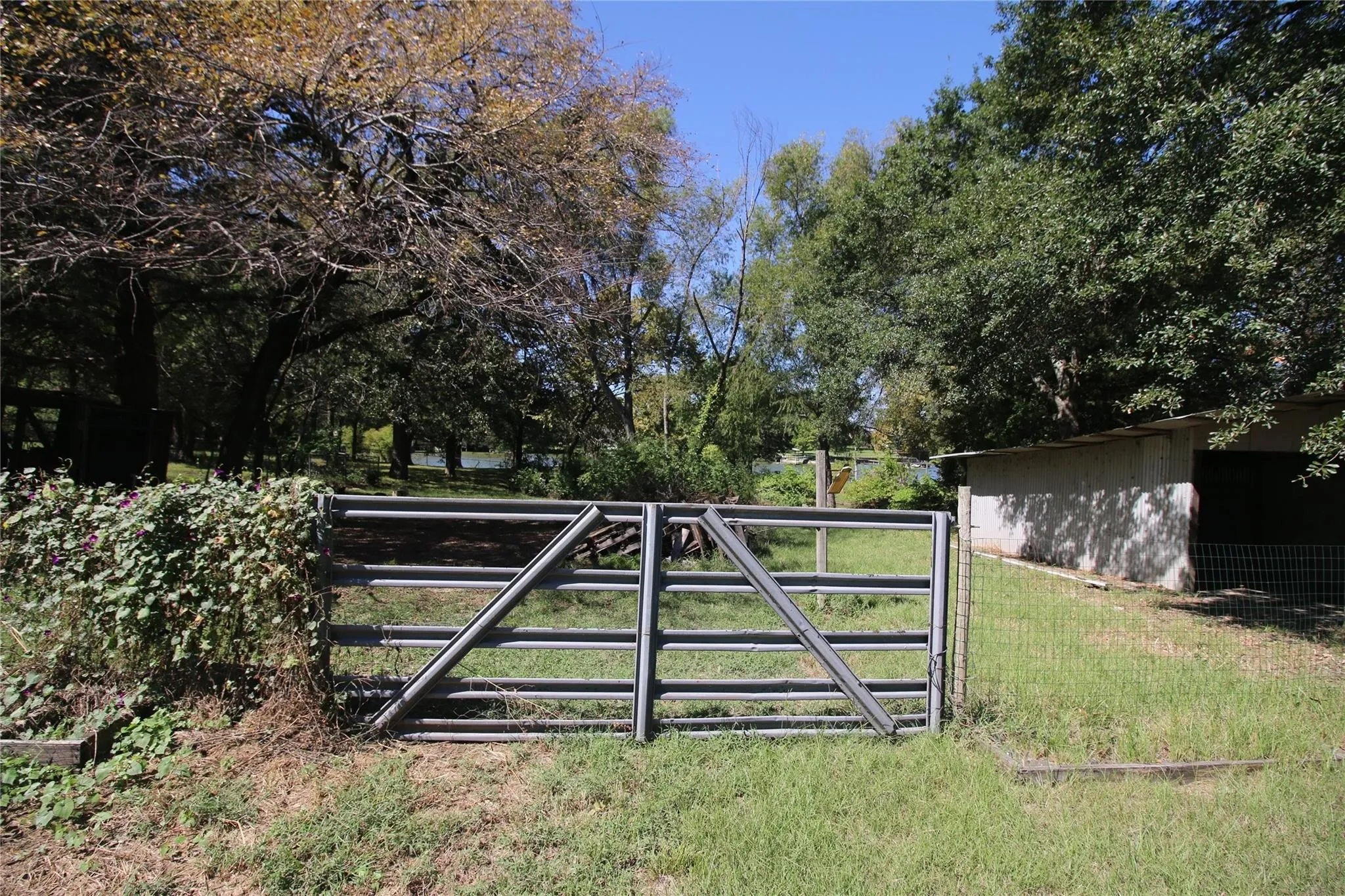 Manufactured Home For Rent in Hunt County , 10164 Gaillard Lake, Wills Point, Texas 75169, 3 Bedrooms, 2 Bathrooms, Garage spaces, 2,216 Sqft, built in 1975, Price $1,595, mls#21353548, Real Estate Agent in Wills Point, Homes For Rent in Hunt county, Homes For Rent in Wills Point, Realtor in Wills Point Texas, Real Estate Brokerage Independent Realty Texas, Luminita Cordes Realtor