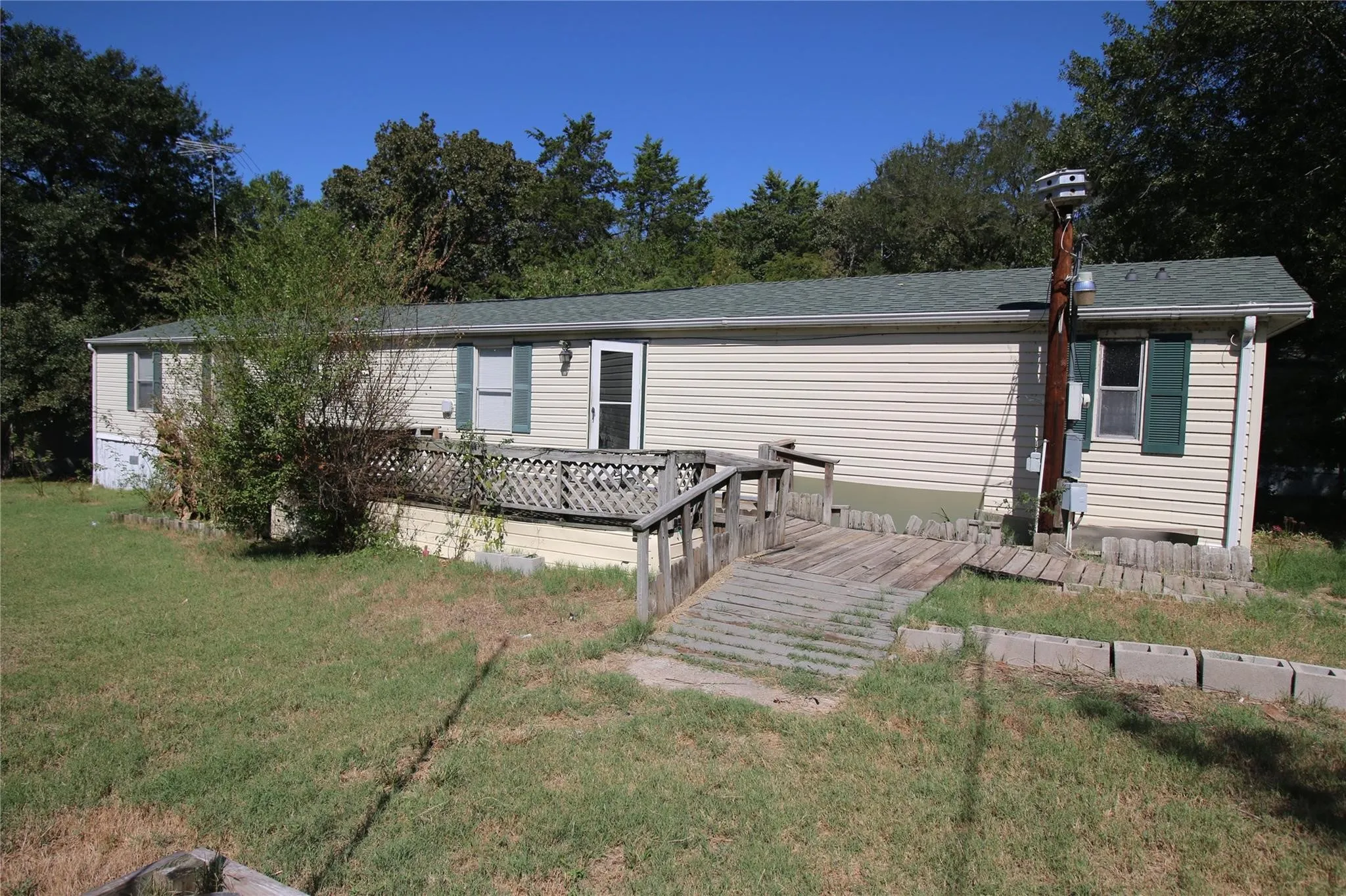 Manufactured Home For Rent in Hunt County , 10164 Gaillard Lake, Wills Point, Texas 75169, 3 Bedrooms, 2 Bathrooms, Garage spaces, 2,216 Sqft, built in 1975, Price $1,595, mls#21353548, Real Estate Agent in Wills Point, Homes For Rent in Hunt county, Homes For Rent in Wills Point, Realtor in Wills Point Texas, Real Estate Brokerage Independent Realty Texas, Luminita Cordes Realtor