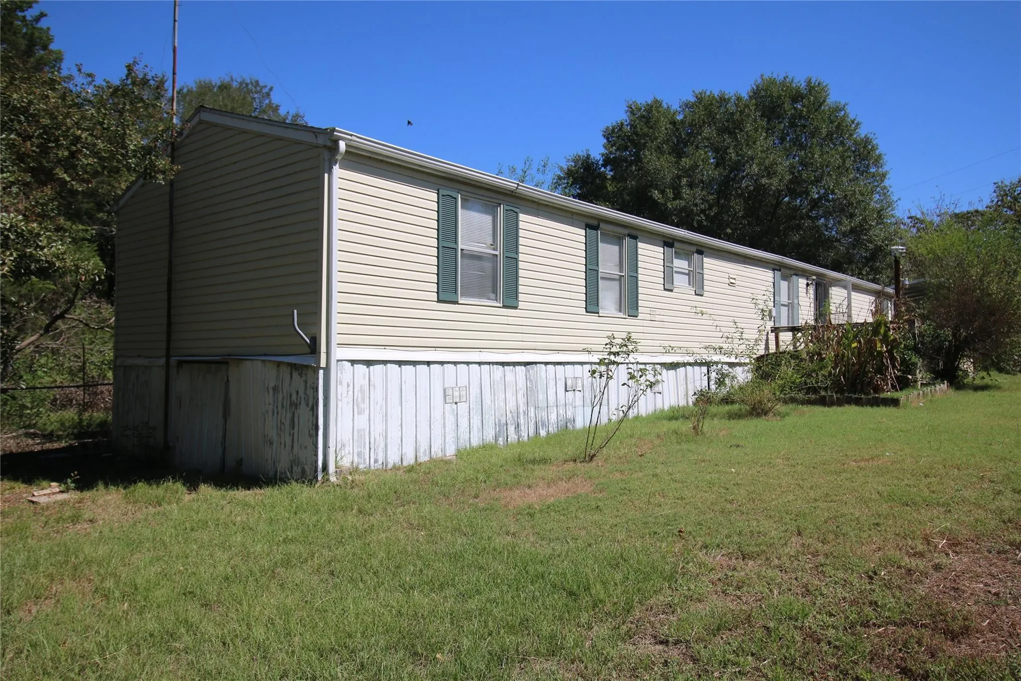 Manufactured Home For Rent in Hunt County , 10164 Gaillard Lake, Wills Point, Texas 75169, 3 Bedrooms, 2 Bathrooms, Garage spaces, 2,216 Sqft, built in 1975, Price $1,595, mls#21353548, Real Estate Agent in Wills Point, Homes For Rent in Hunt county, Homes For Rent in Wills Point, Realtor in Wills Point Texas, Real Estate Brokerage Independent Realty Texas, Luminita Cordes Realtor