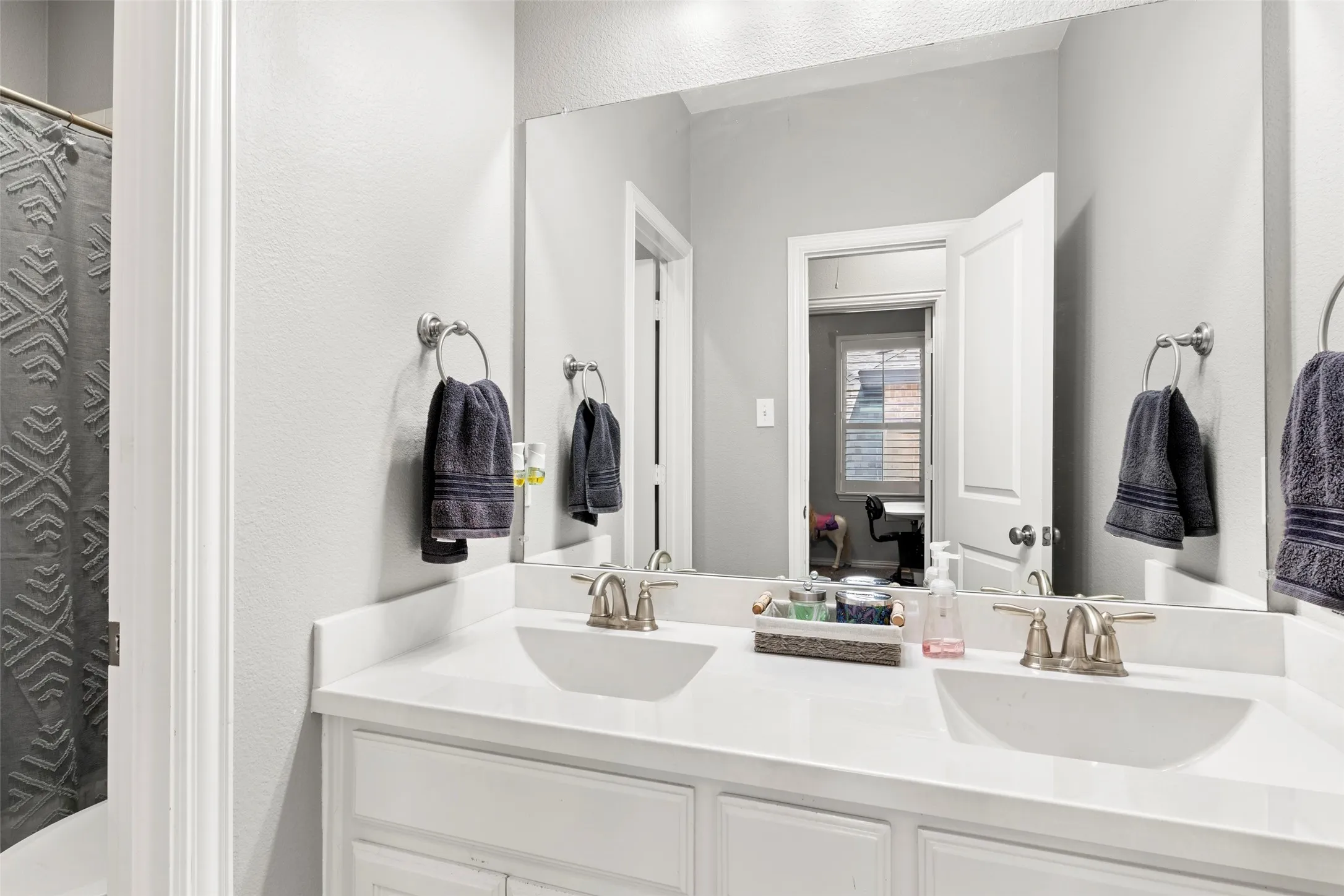Bath 3 with dual sinks