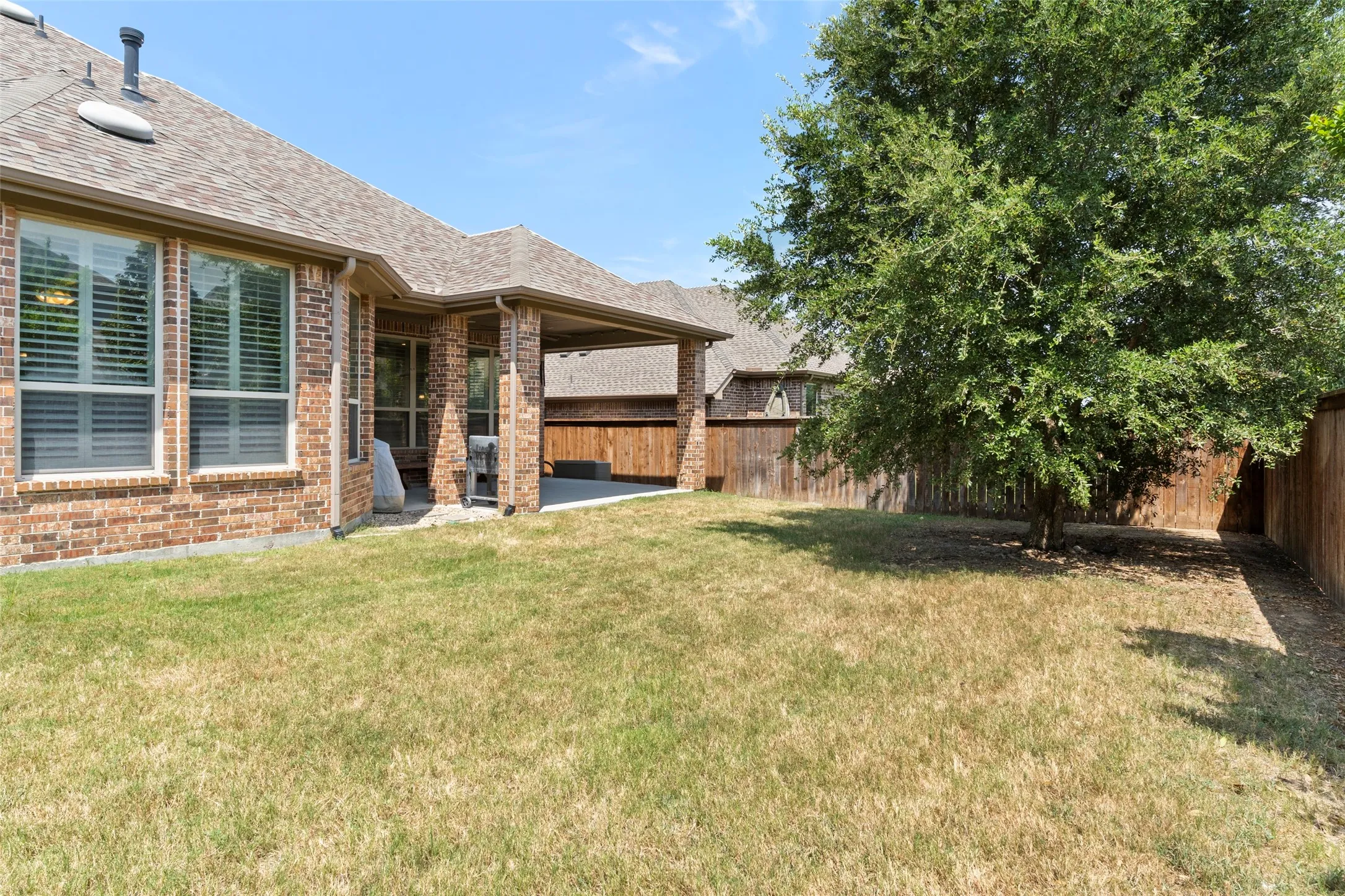 Large grassy backyard w Covered Patio