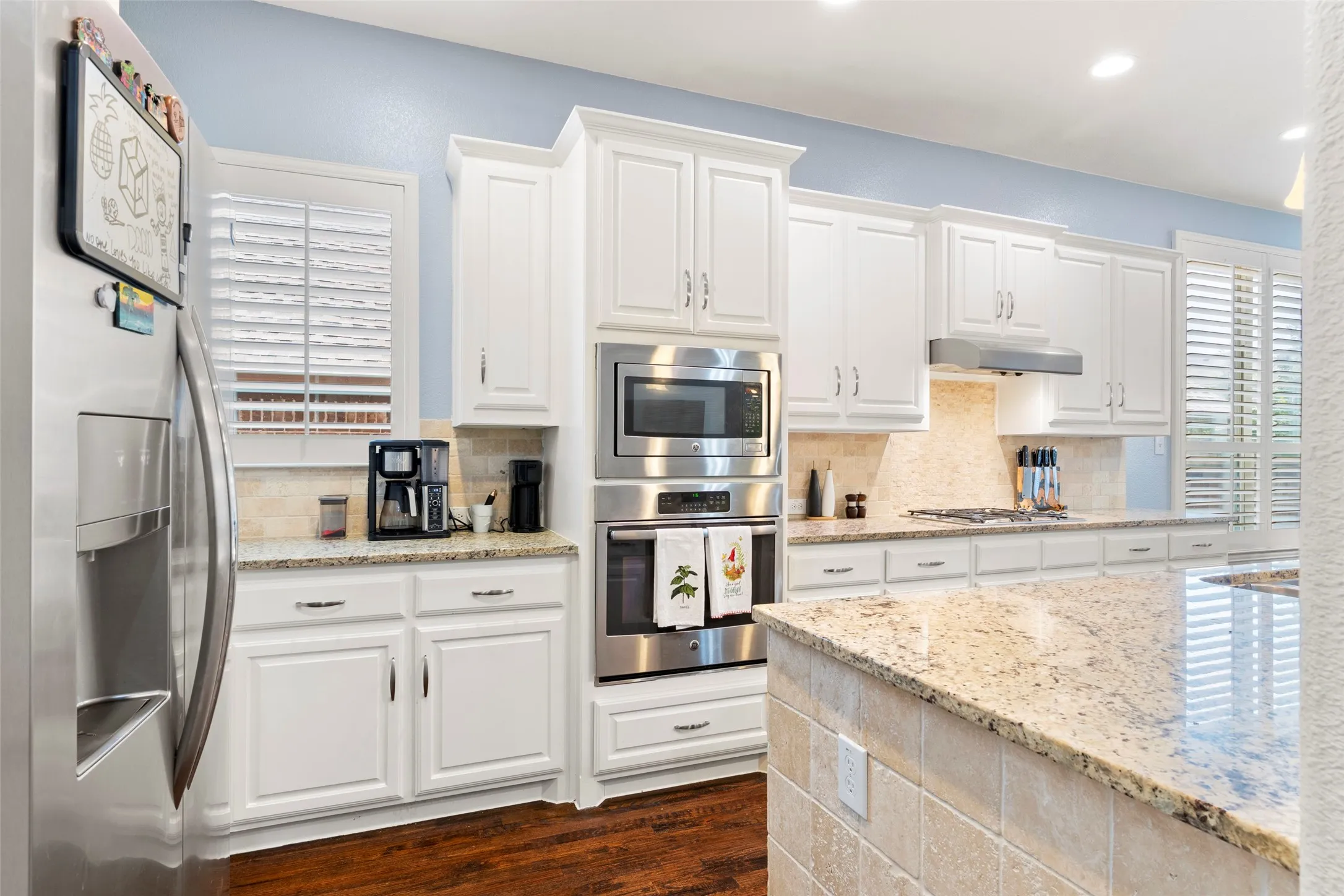 Beautiful Kitchen w granite countertops, island, gas cooktop, and ss appliances