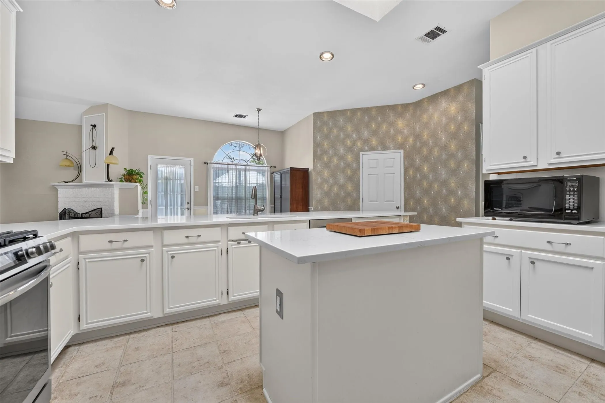 Single Family Residence For Sale in Denton County , 4728 Prescott Drive, Flower Mound, Texas 75028, 4 Bedroom, 2 Bathroom, 2 Garage spaces, 2,034 Sqft, built in 1993, mls#21353079, Real Estate Agent in Flower Mound, Homes For Sale in Denton county, Homes For Sale in Flower Mound, Realtor in Flower Mound Texas, Real Estate Brokerage Independent Realty Texas, Luminita Cordes Realtor
