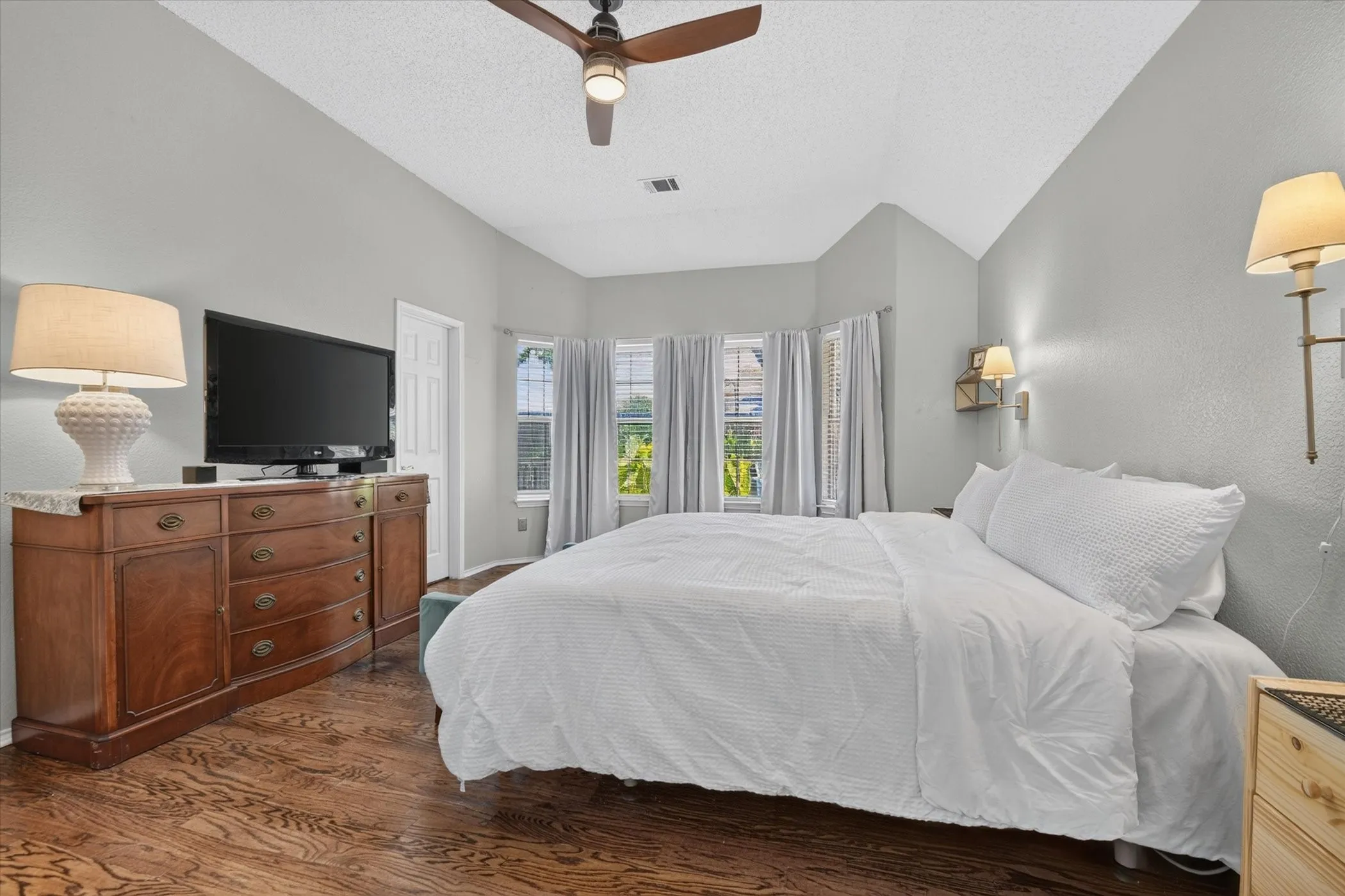 Single Family Residence For Sale in Denton County , 4728 Prescott Drive, Flower Mound, Texas 75028, 4 Bedroom, 2 Bathroom, 2 Garage spaces, 2,034 Sqft, built in 1993, mls#21353079, Real Estate Agent in Flower Mound, Homes For Sale in Denton county, Homes For Sale in Flower Mound, Realtor in Flower Mound Texas, Real Estate Brokerage Independent Realty Texas, Luminita Cordes Realtor