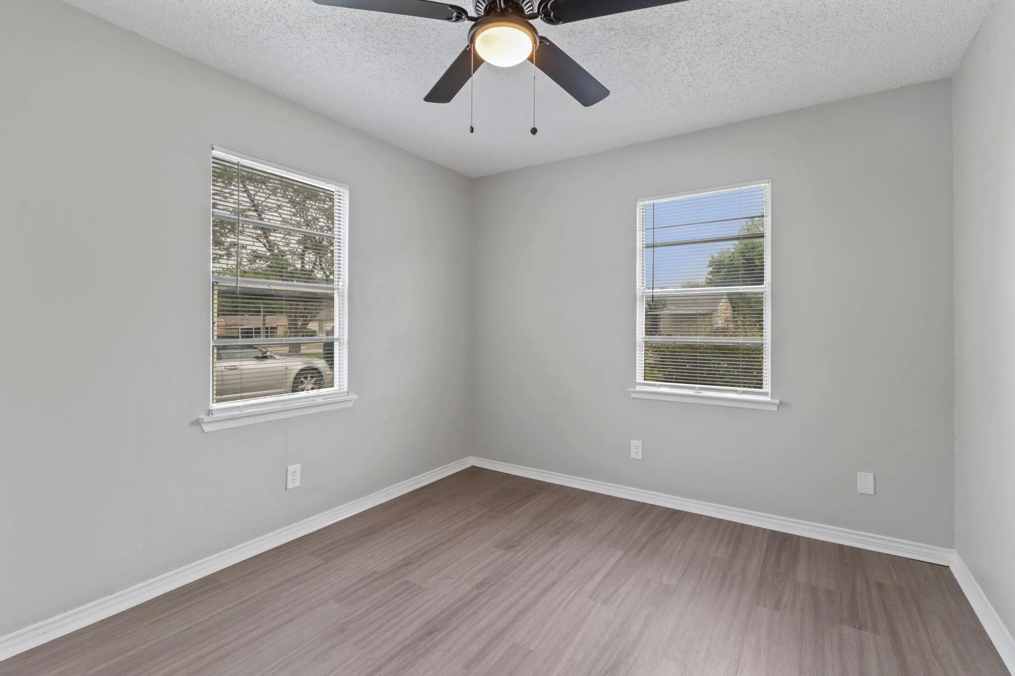 Ceiling fan with integrated lighting