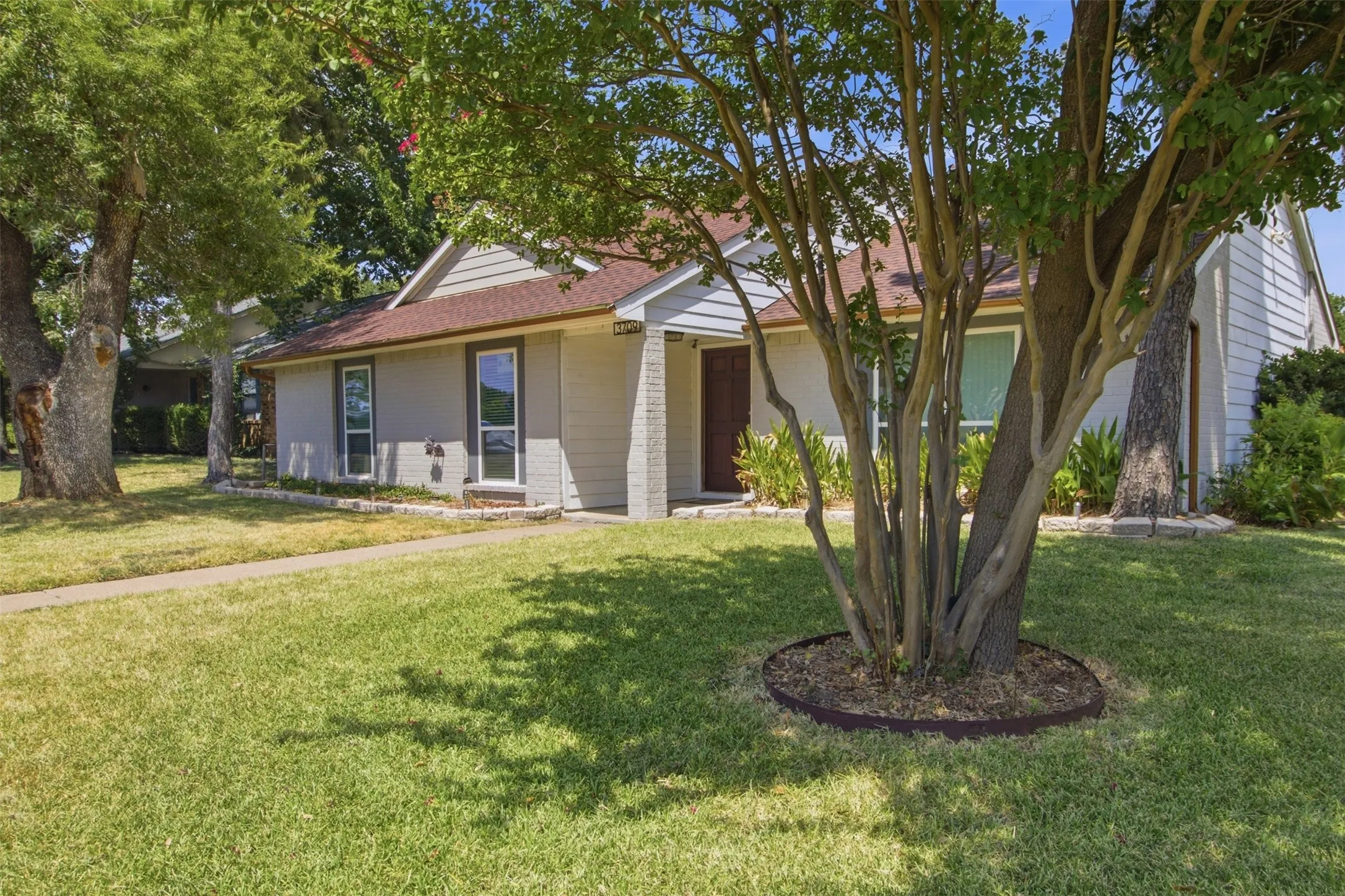 Single Family Residence For Rent in Dallas County , 3709 Yaupon Drive, Grand Prairie, Texas 75052, 3 Bedroom, 2 Bathroom, 2 Garage spaces, 1,479 Sqft, built in 1982, mls#21351314, Real Estate Agent in Grand Prairie, Homes For Rent in Dallas county, Homes For Rent in Grand Prairie, Realtor in Grand Prairie Texas, Real Estate Brokerage Independent Realty Texas, Luminita Cordes Realtor