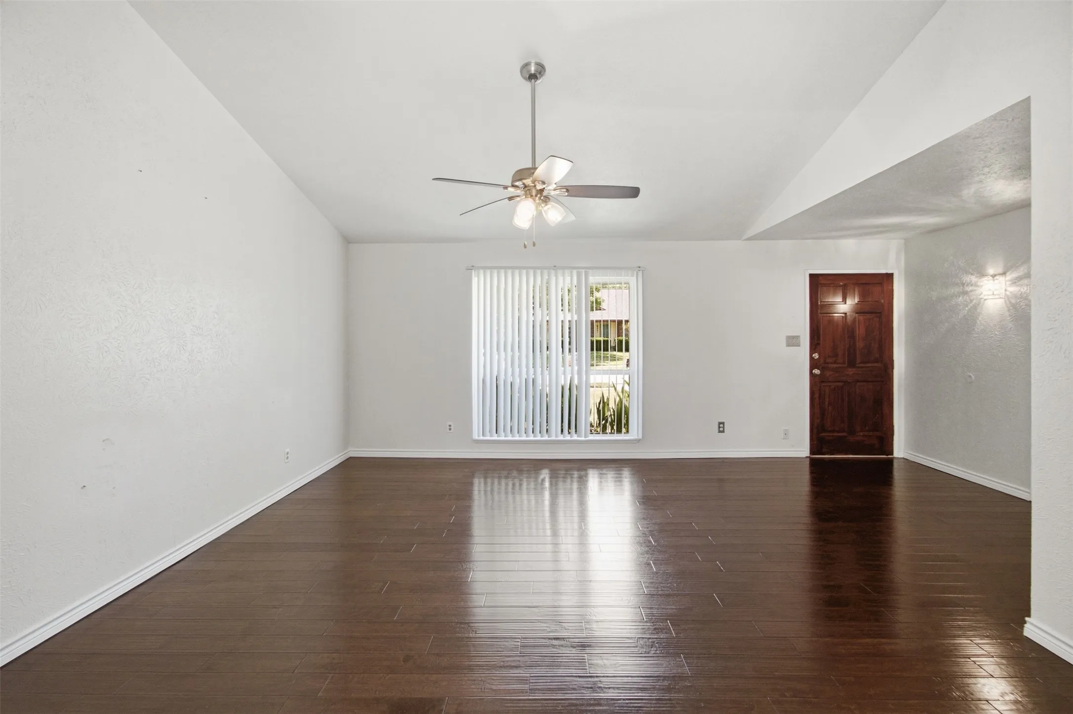 Single Family Residence For Rent in Dallas County , 3709 Yaupon Drive, Grand Prairie, Texas 75052, 3 Bedroom, 2 Bathroom, 2 Garage spaces, 1,479 Sqft, built in 1982, mls#21351314, Real Estate Agent in Grand Prairie, Homes For Rent in Dallas county, Homes For Rent in Grand Prairie, Realtor in Grand Prairie Texas, Real Estate Brokerage Independent Realty Texas, Luminita Cordes Realtor
