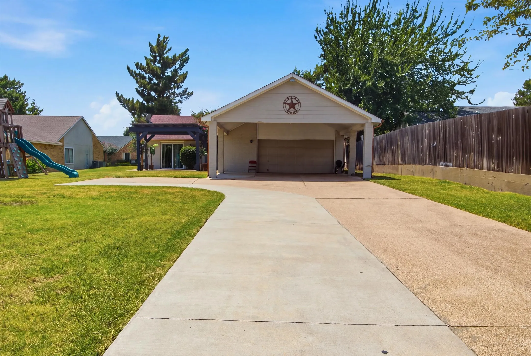 Single Family Residence For Rent in Dallas County , 3709 Yaupon Drive, Grand Prairie, Texas 75052, 3 Bedroom, 2 Bathroom, 2 Garage spaces, 1,479 Sqft, built in 1982, mls#21351314, Real Estate Agent in Grand Prairie, Homes For Rent in Dallas county, Homes For Rent in Grand Prairie, Realtor in Grand Prairie Texas, Real Estate Brokerage Independent Realty Texas, Luminita Cordes Realtor