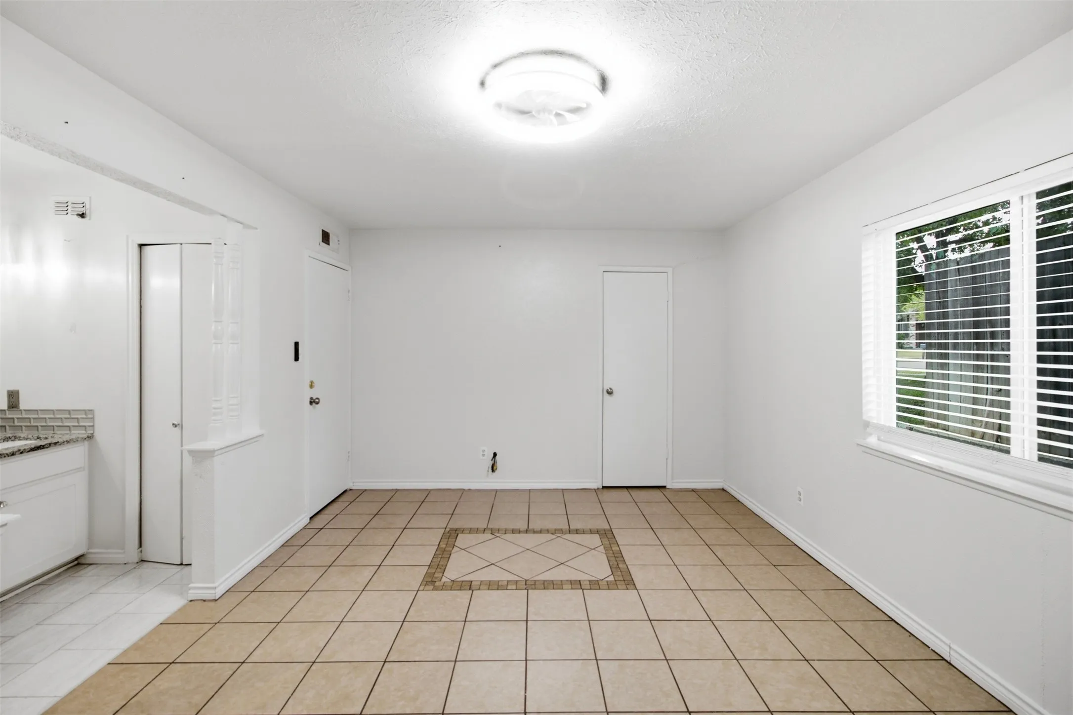 Single Family Residence For Rent in Dallas County , 3709 Yaupon Drive, Grand Prairie, Texas 75052, 3 Bedroom, 2 Bathroom, 2 Garage spaces, 1,479 Sqft, built in 1982, mls#21351314, Real Estate Agent in Grand Prairie, Homes For Rent in Dallas county, Homes For Rent in Grand Prairie, Realtor in Grand Prairie Texas, Real Estate Brokerage Independent Realty Texas, Luminita Cordes Realtor