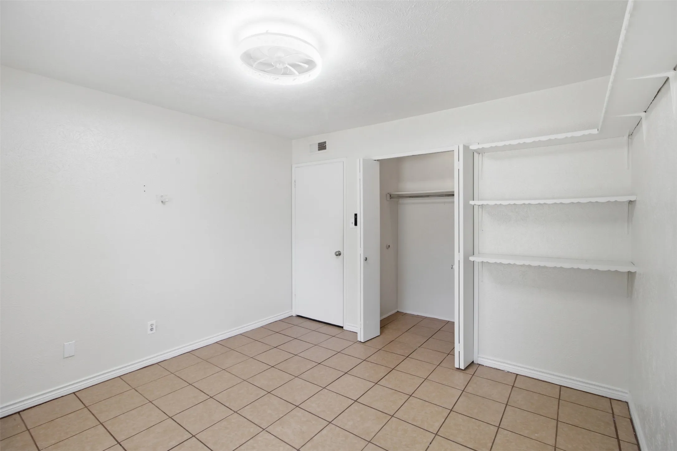 Single Family Residence For Rent in Dallas County , 3709 Yaupon Drive, Grand Prairie, Texas 75052, 3 Bedroom, 2 Bathroom, 2 Garage spaces, 1,479 Sqft, built in 1982, mls#21351314, Real Estate Agent in Grand Prairie, Homes For Rent in Dallas county, Homes For Rent in Grand Prairie, Realtor in Grand Prairie Texas, Real Estate Brokerage Independent Realty Texas, Luminita Cordes Realtor