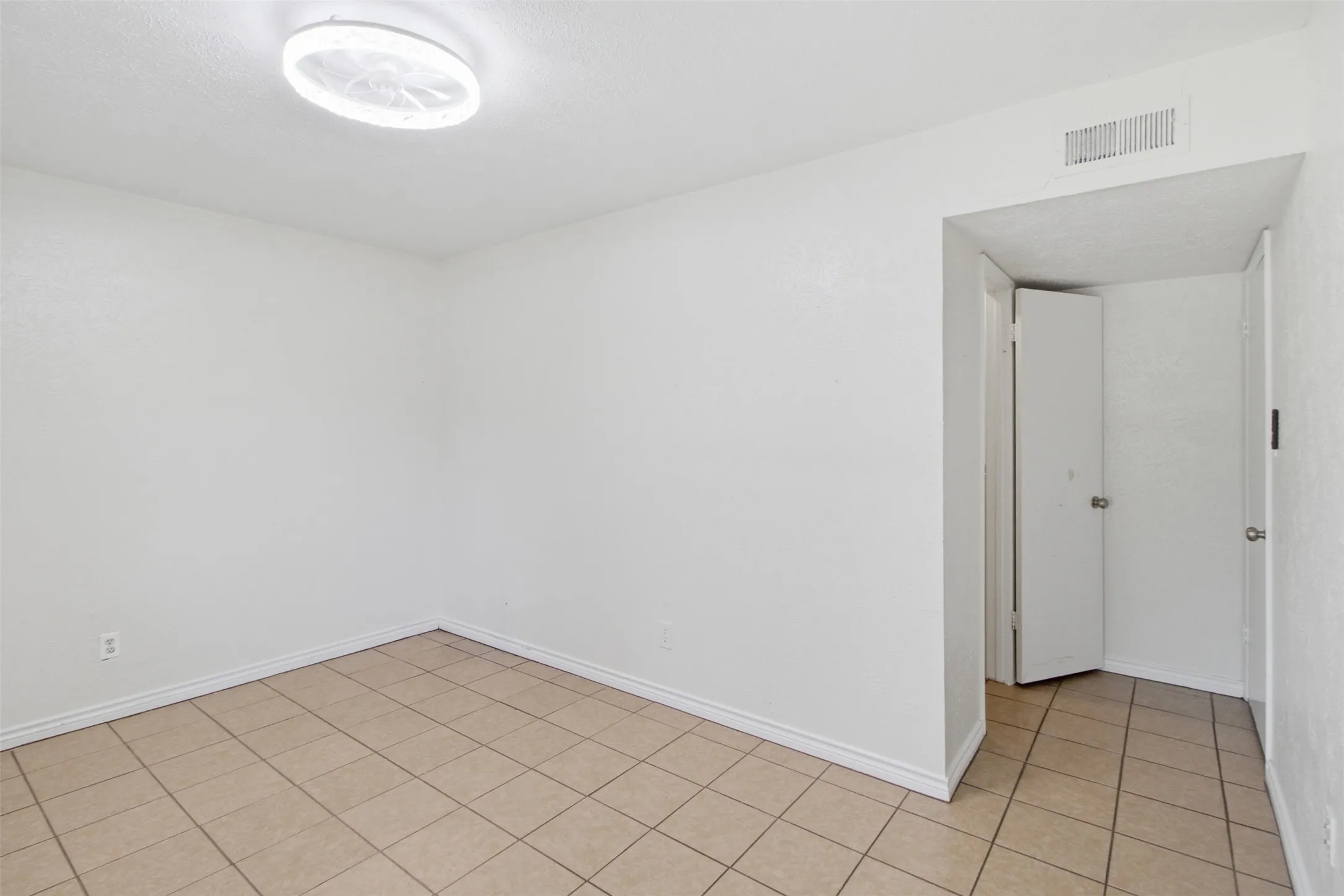 Single Family Residence For Rent in Dallas County , 3709 Yaupon Drive, Grand Prairie, Texas 75052, 3 Bedroom, 2 Bathroom, 2 Garage spaces, 1,479 Sqft, built in 1982, mls#21351314, Real Estate Agent in Grand Prairie, Homes For Rent in Dallas county, Homes For Rent in Grand Prairie, Realtor in Grand Prairie Texas, Real Estate Brokerage Independent Realty Texas, Luminita Cordes Realtor