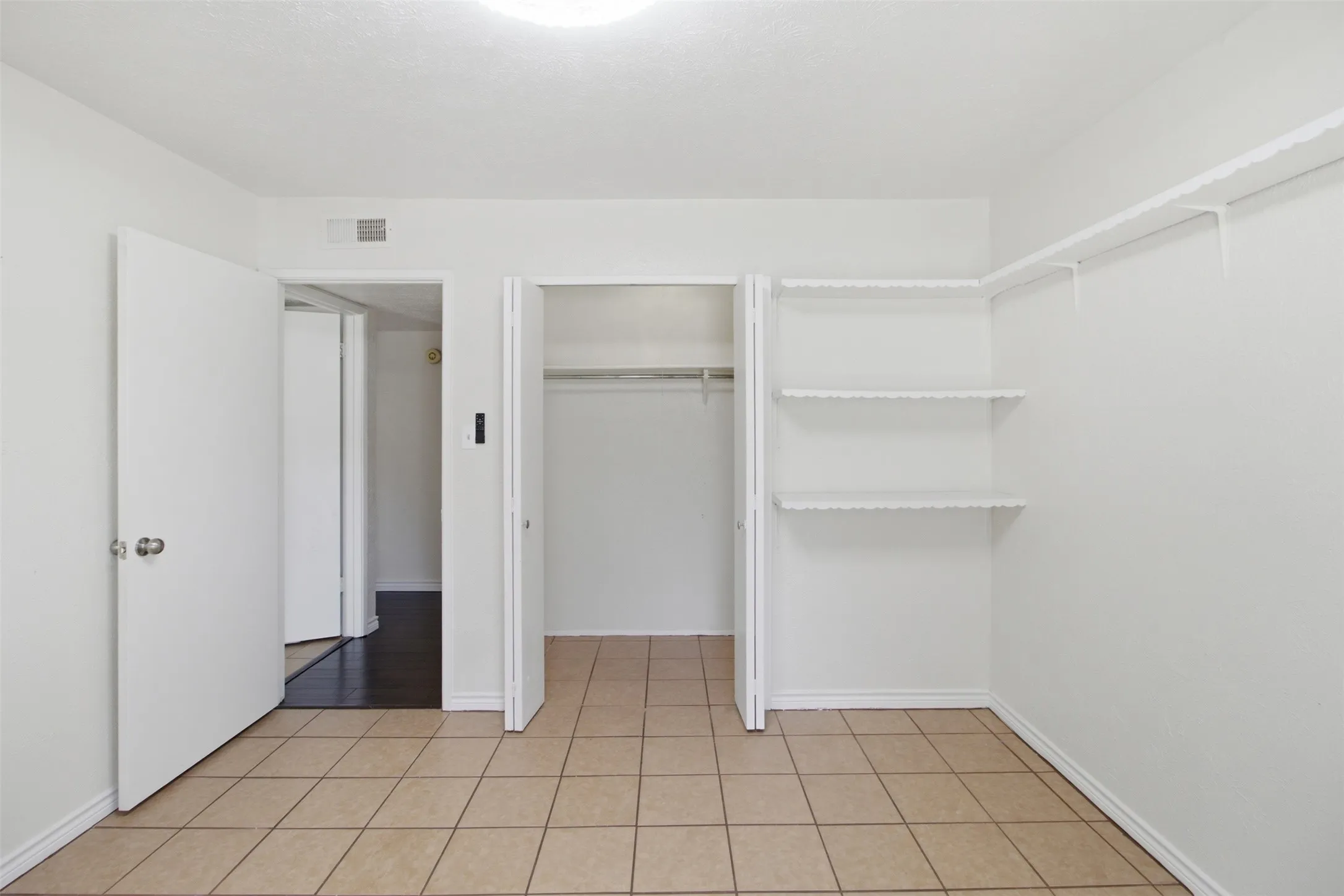 Single Family Residence For Rent in Dallas County , 3709 Yaupon Drive, Grand Prairie, Texas 75052, 3 Bedroom, 2 Bathroom, 2 Garage spaces, 1,479 Sqft, built in 1982, mls#21351314, Real Estate Agent in Grand Prairie, Homes For Rent in Dallas county, Homes For Rent in Grand Prairie, Realtor in Grand Prairie Texas, Real Estate Brokerage Independent Realty Texas, Luminita Cordes Realtor
