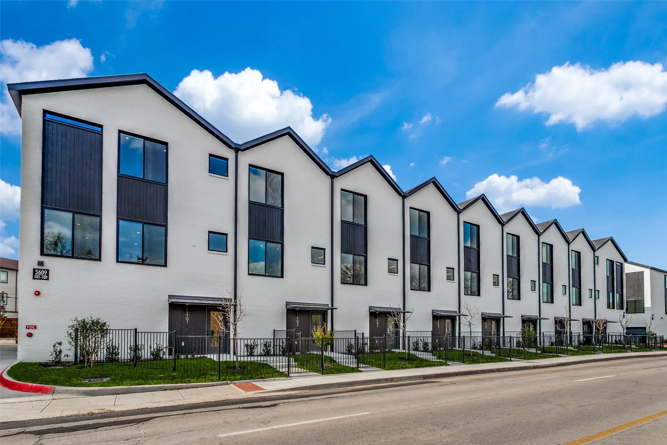 Townhouse For Rent in Dallas County , 5609 Live Oak Street 502, Dallas, Texas 75206, 2 Bedroom, 3 Bathroom, 2 Garage spaces, 1,224 Sqft, built in 2023, mls#21353566, Real Estate Agent in Dallas, Homes For Rent in Dallas county, Homes For Rent in Dallas, Realtor in Dallas Texas, Real Estate Brokerage Independent Realty Texas, Luminita Cordes Realtor