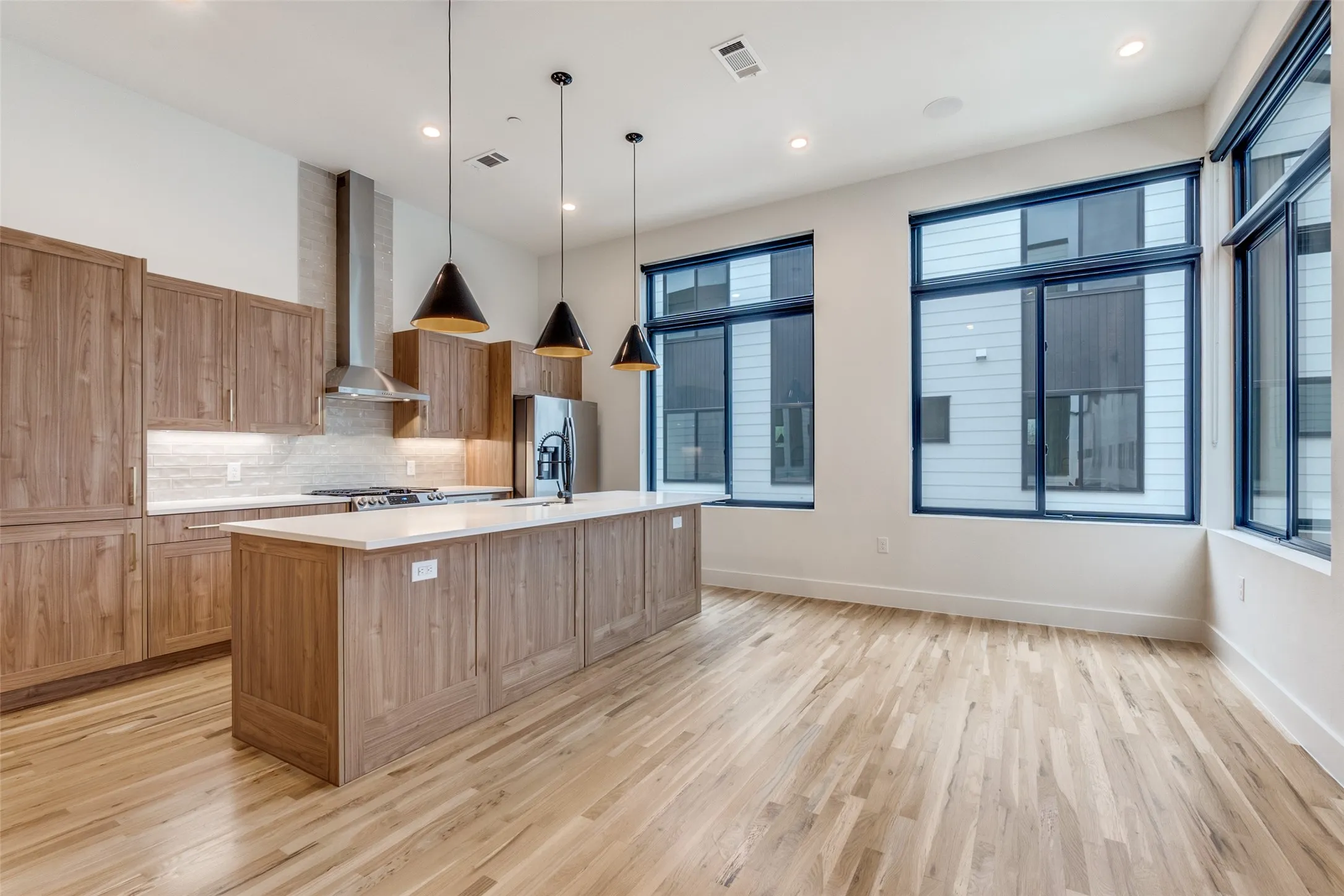Townhouse For Rent in Dallas County , 5609 Live Oak Street 502, Dallas, Texas 75206, 2 Bedroom, 3 Bathroom, 2 Garage spaces, 1,224 Sqft, built in 2023, mls#21353566, Real Estate Agent in Dallas, Homes For Rent in Dallas county, Homes For Rent in Dallas, Realtor in Dallas Texas, Real Estate Brokerage Independent Realty Texas, Luminita Cordes Realtor